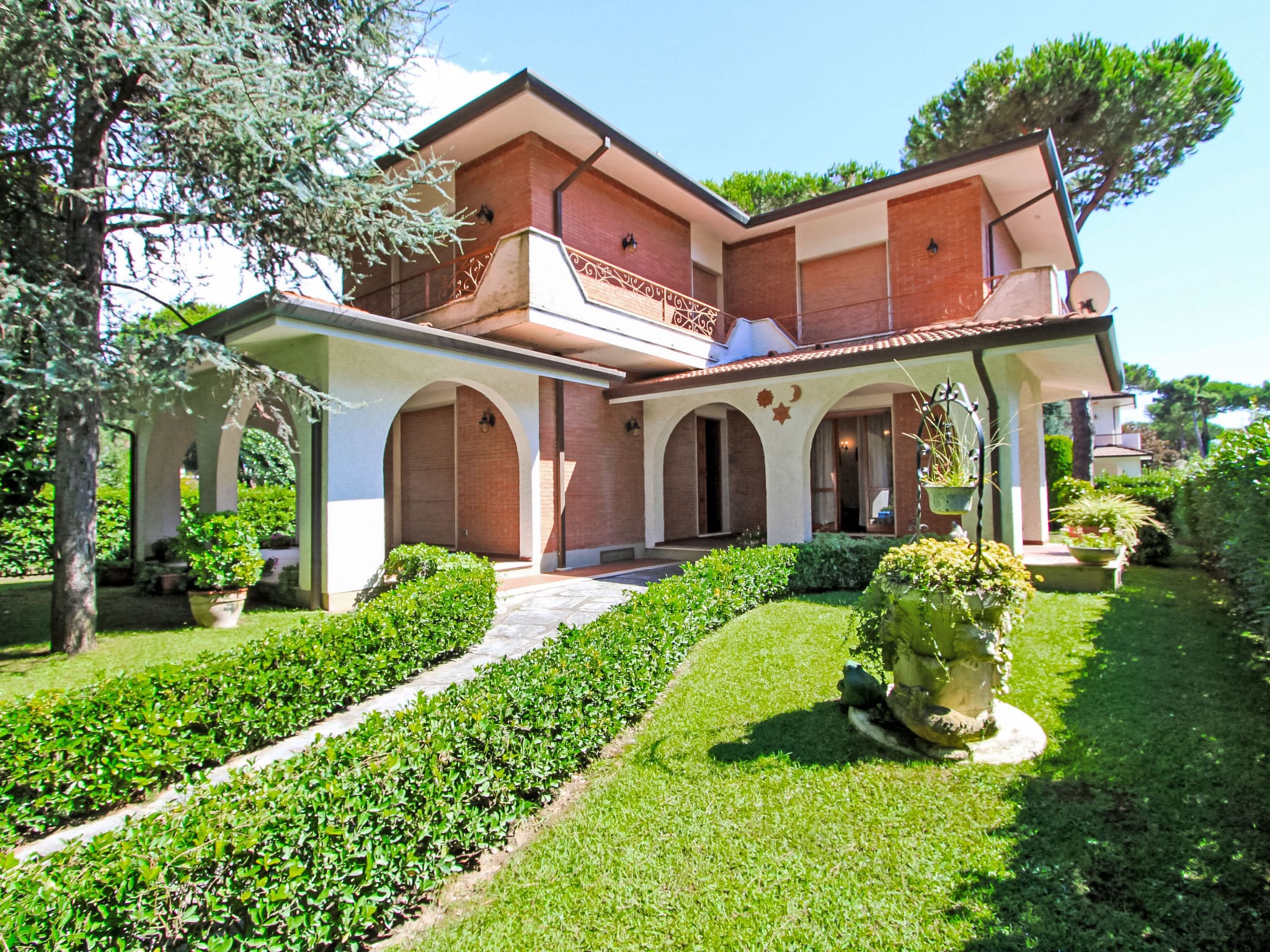 Villa Apuane Forte: Elegant 5-Bedroom Mediterranean Villa with Garden and Beach Access in Tuscany Italy