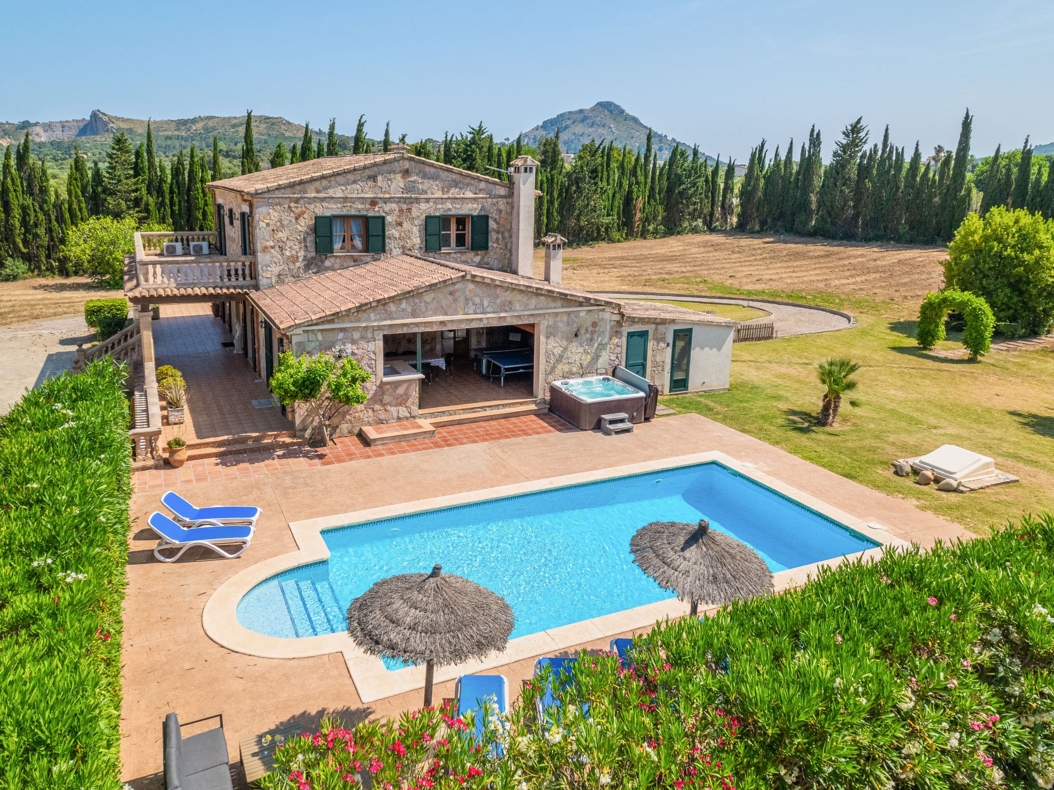 Villa Aucanada Alcúdia: Spacious 4-Bedroom Villa with Private Pool and Hot Tub near Alcúdia Mallorca
