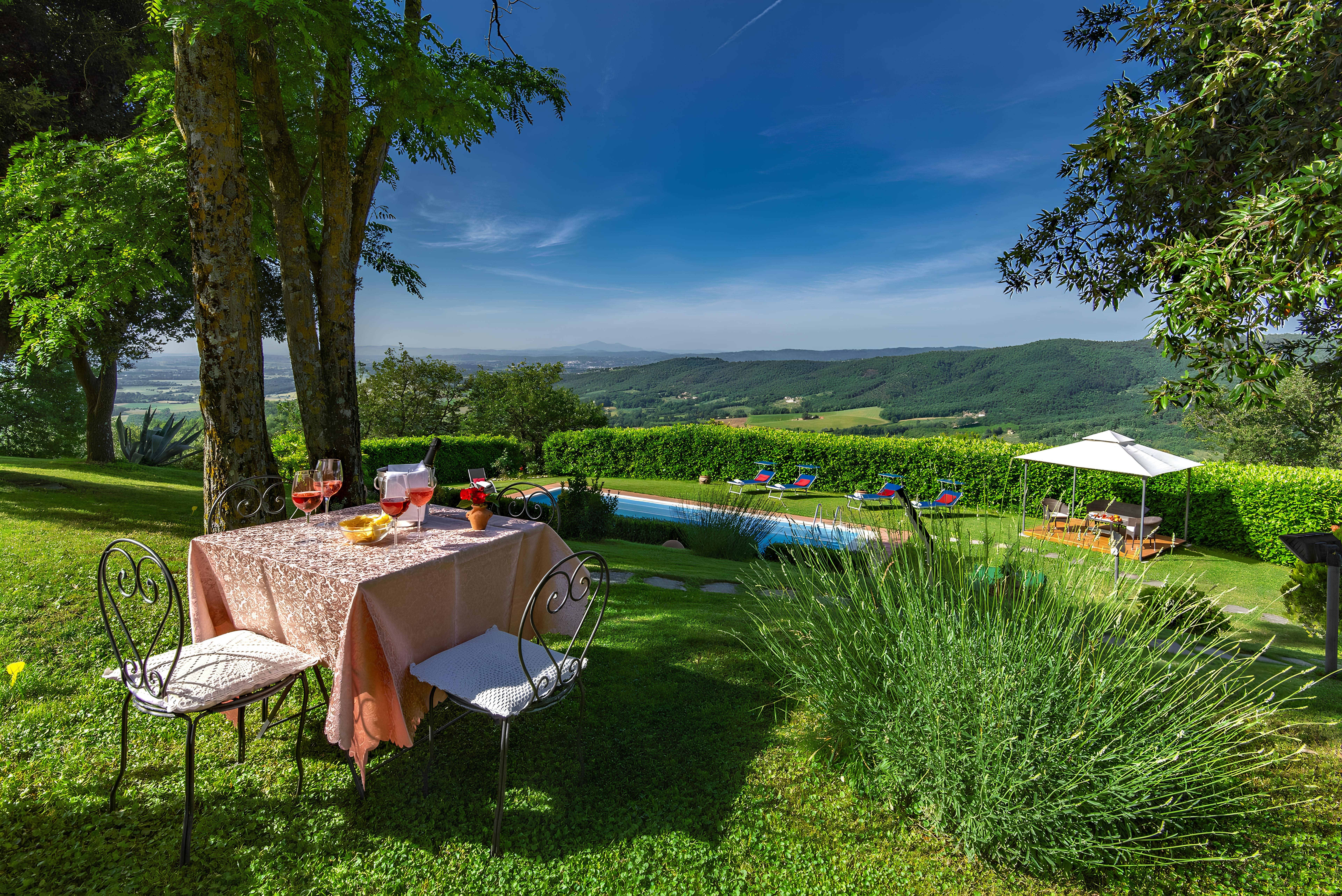 Villa Azzurina Civitella: Luxury 4-Bedroom Villa with Pool and Tennis Court, Tuscany