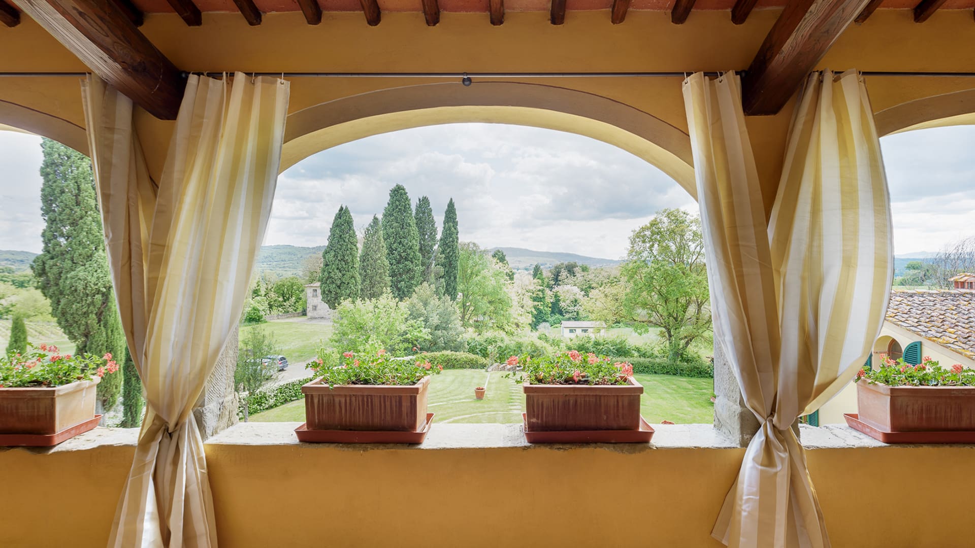 Villa Balze Cortona: Luxury 9-Bedroom Villa with Pool and Scenic Views, Val di Chiana