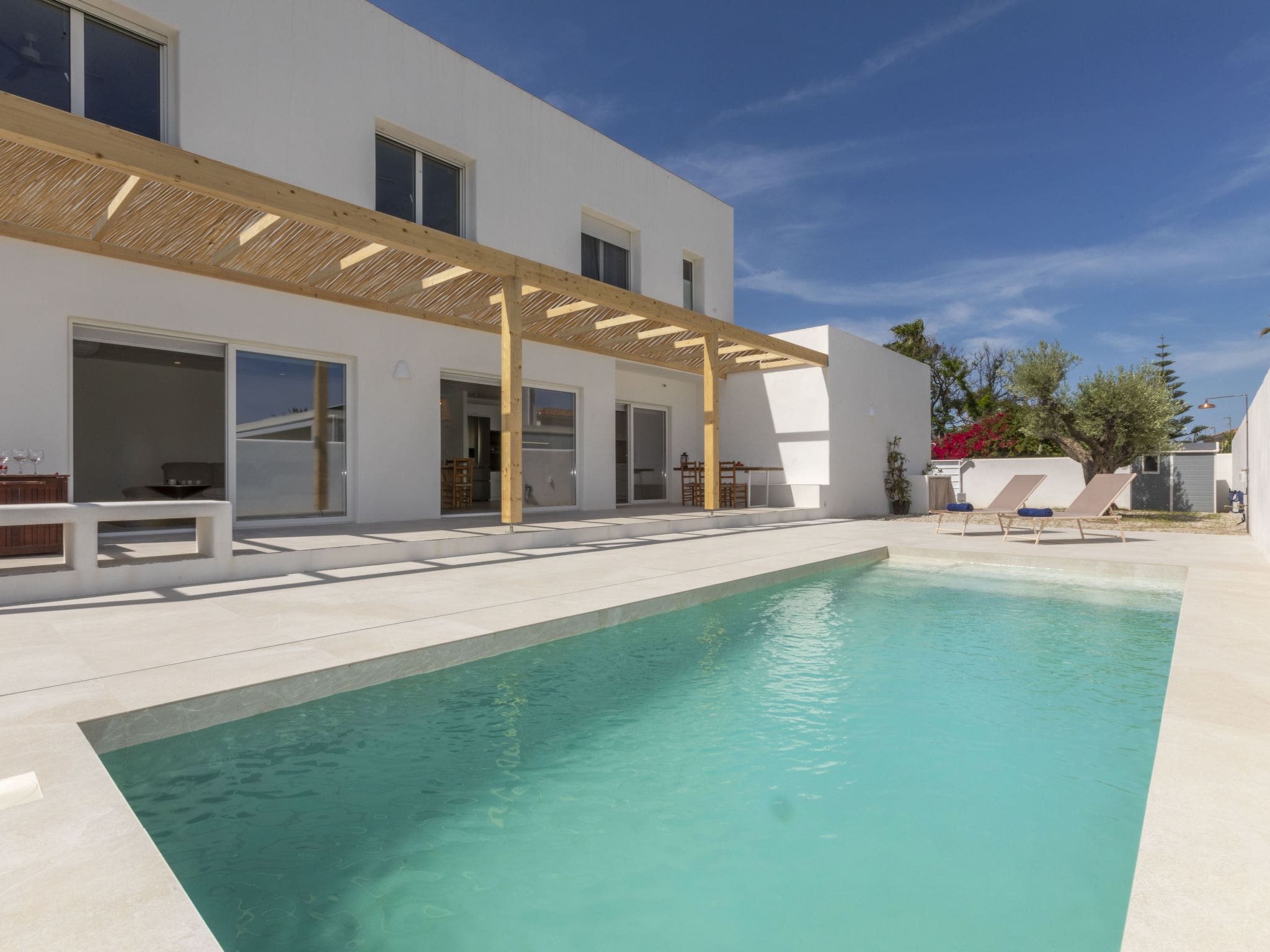 Villa Berganti Vinarós: Modern 4-Bedroom Beachfront Villa with Private Pool Just 100m from Mediterranean Coast