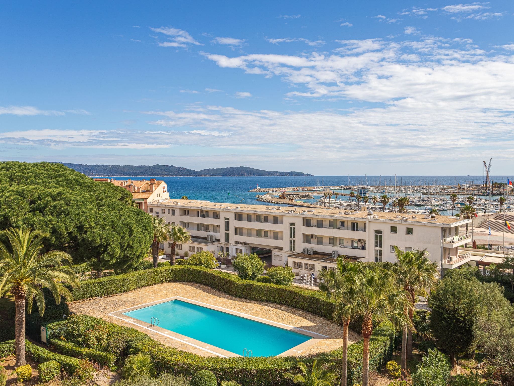 Villa Bougnette Cavalaire: Beachfront 3-Bedroom Apartment with Sea Views and Pool Access on the French Riviera
