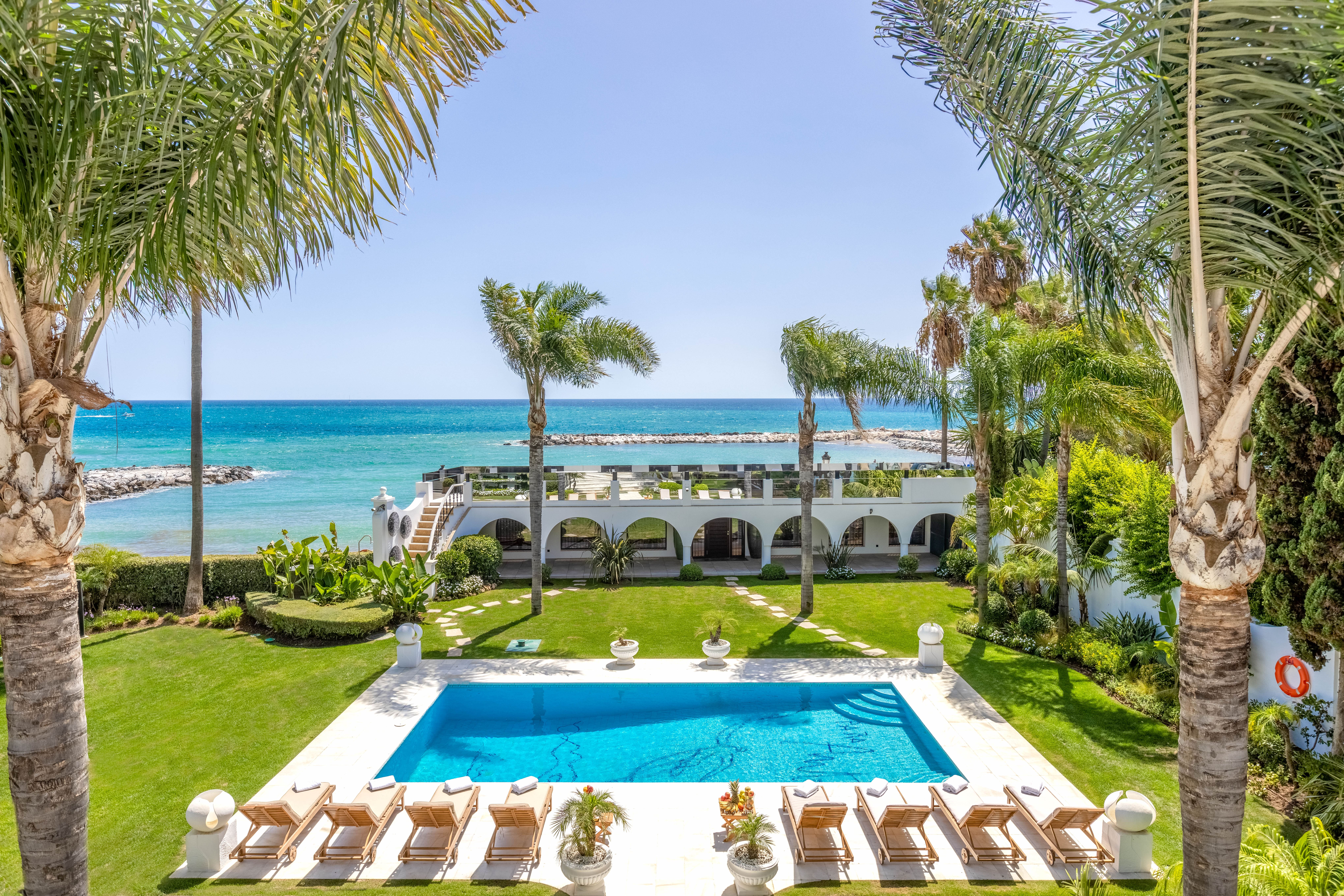 Villa Brisa Marbella: Luxury 10-Bedroom Villa with Private Pool and Sea Views, Marbella