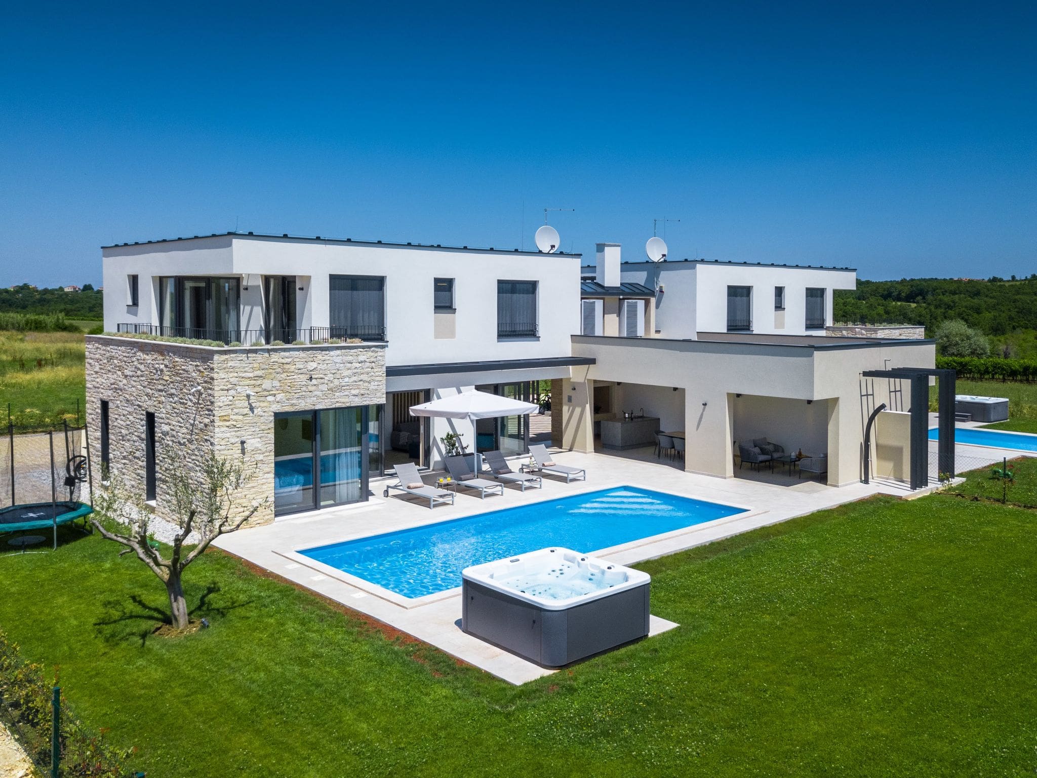 Villa Burja Novigrad: Magnificent 8-Bedroom Modern Villa with Heated Pool for 20 Guests in Istria