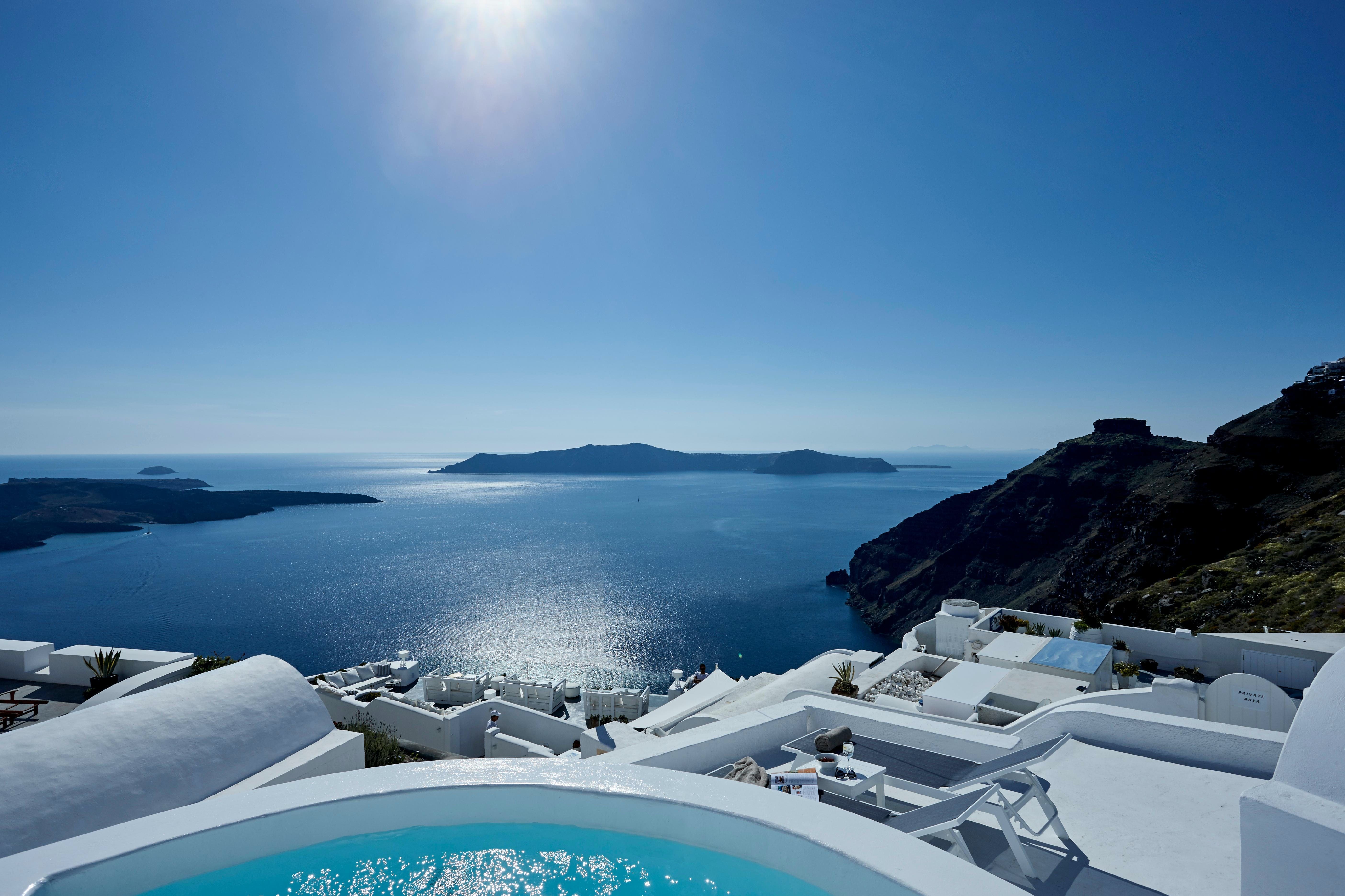 Villa Caldera Santorini: Elegant 3-Bedroom House with Hot Tub and Sea Views, Santorini