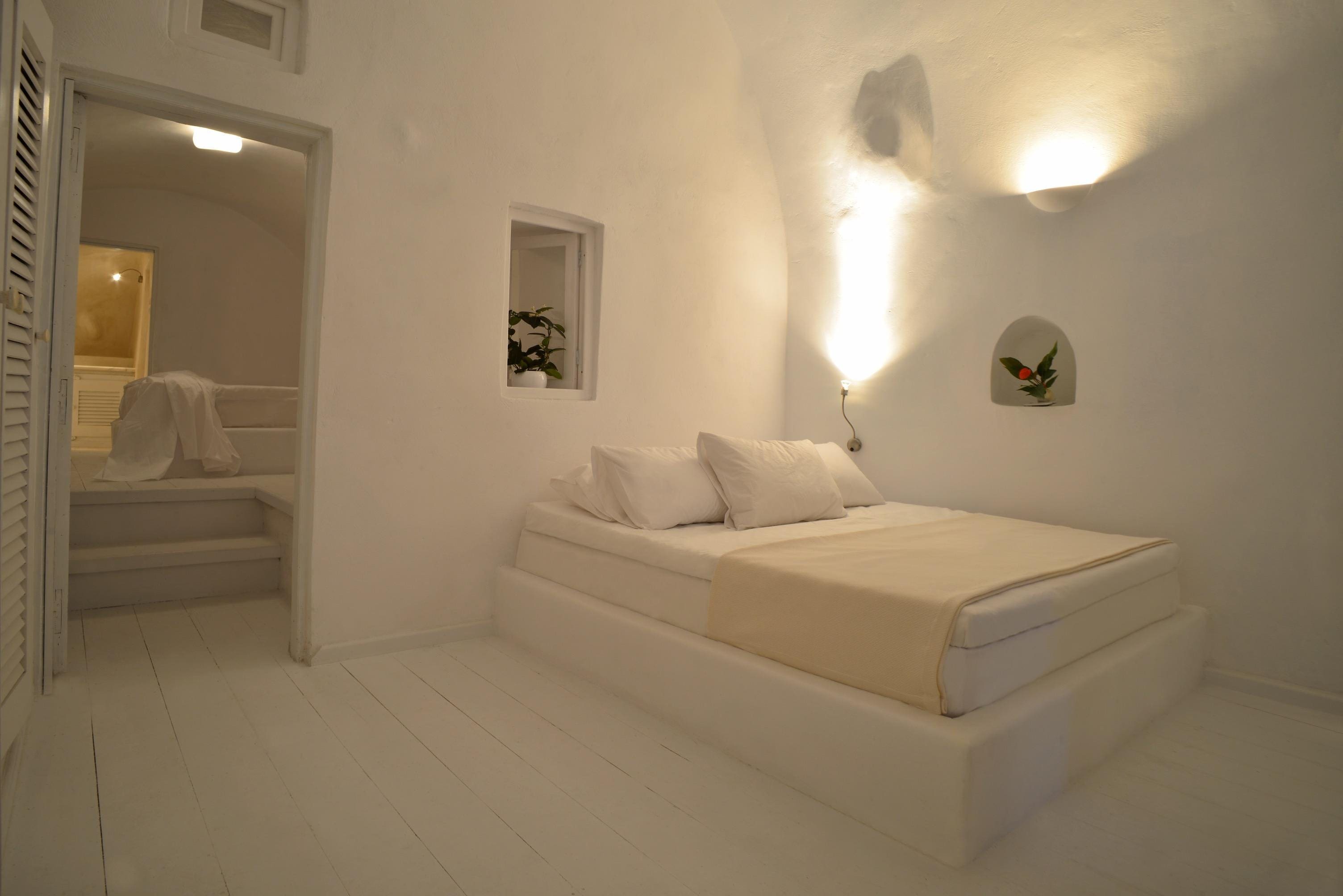 Villa Caldera Santorini Santorini 2: Elegant 3-Bedroom Apartment with Hot Tub and Sea Views, Santorini