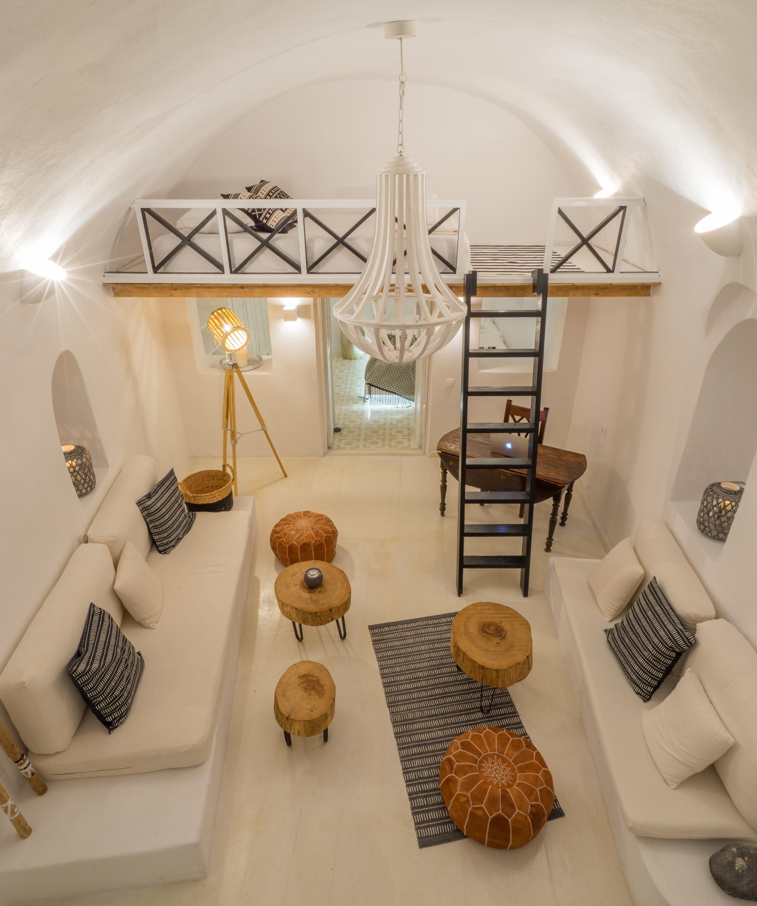 Villa Caldera Santorini Santorini 2: Elegant 3-Bedroom Apartment with Hot Tub and Sea Views, Santorini