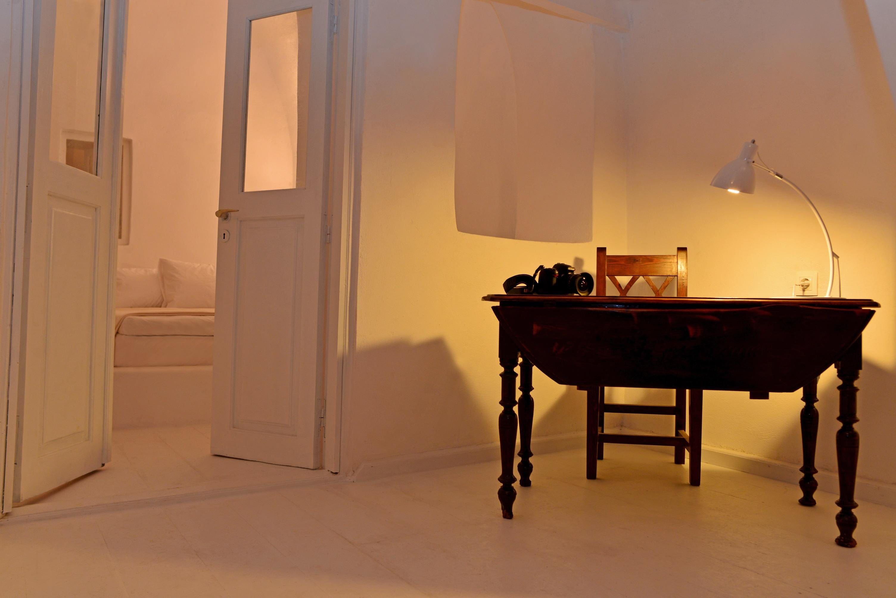 Villa Caldera Santorini Santorini 2: Elegant 3-Bedroom Apartment with Hot Tub and Sea Views, Santorini