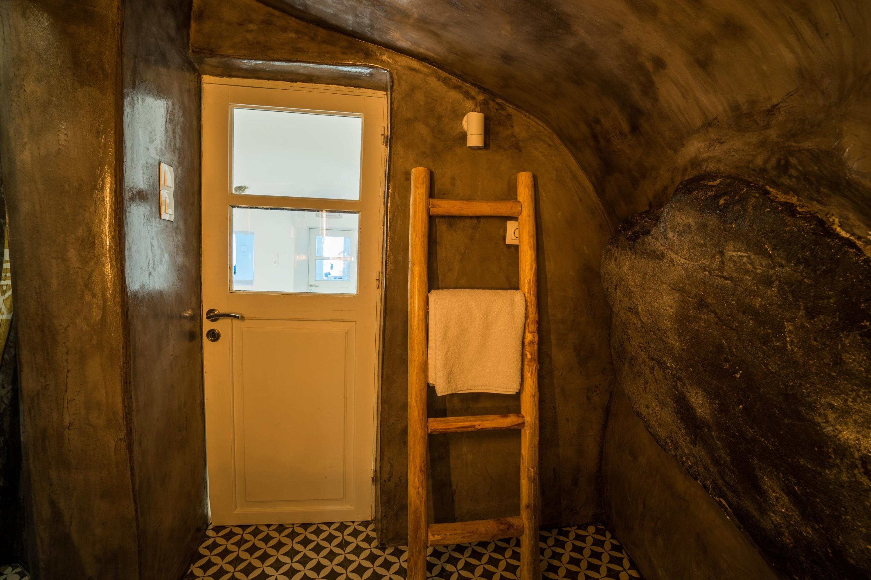 Villa Caldera Santorini Santorini 2: Elegant 3-Bedroom Apartment with Hot Tub and Sea Views, Santorini