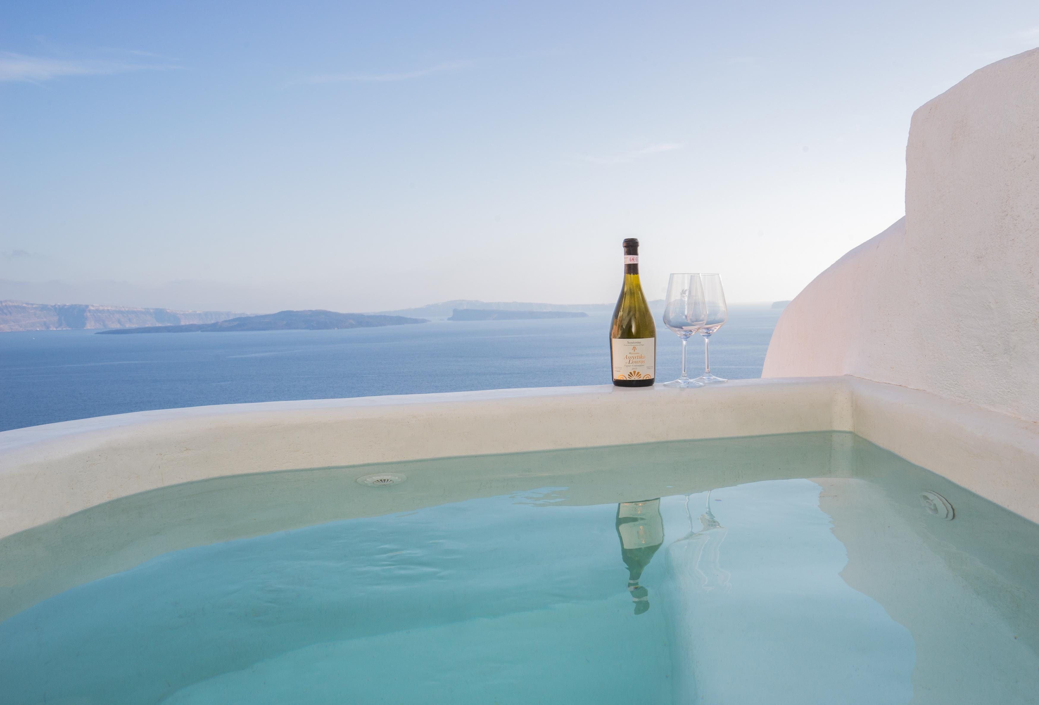 Villa Caldera Santorini Santorini 2: Elegant 3-Bedroom Apartment with Hot Tub and Sea Views, Santorini