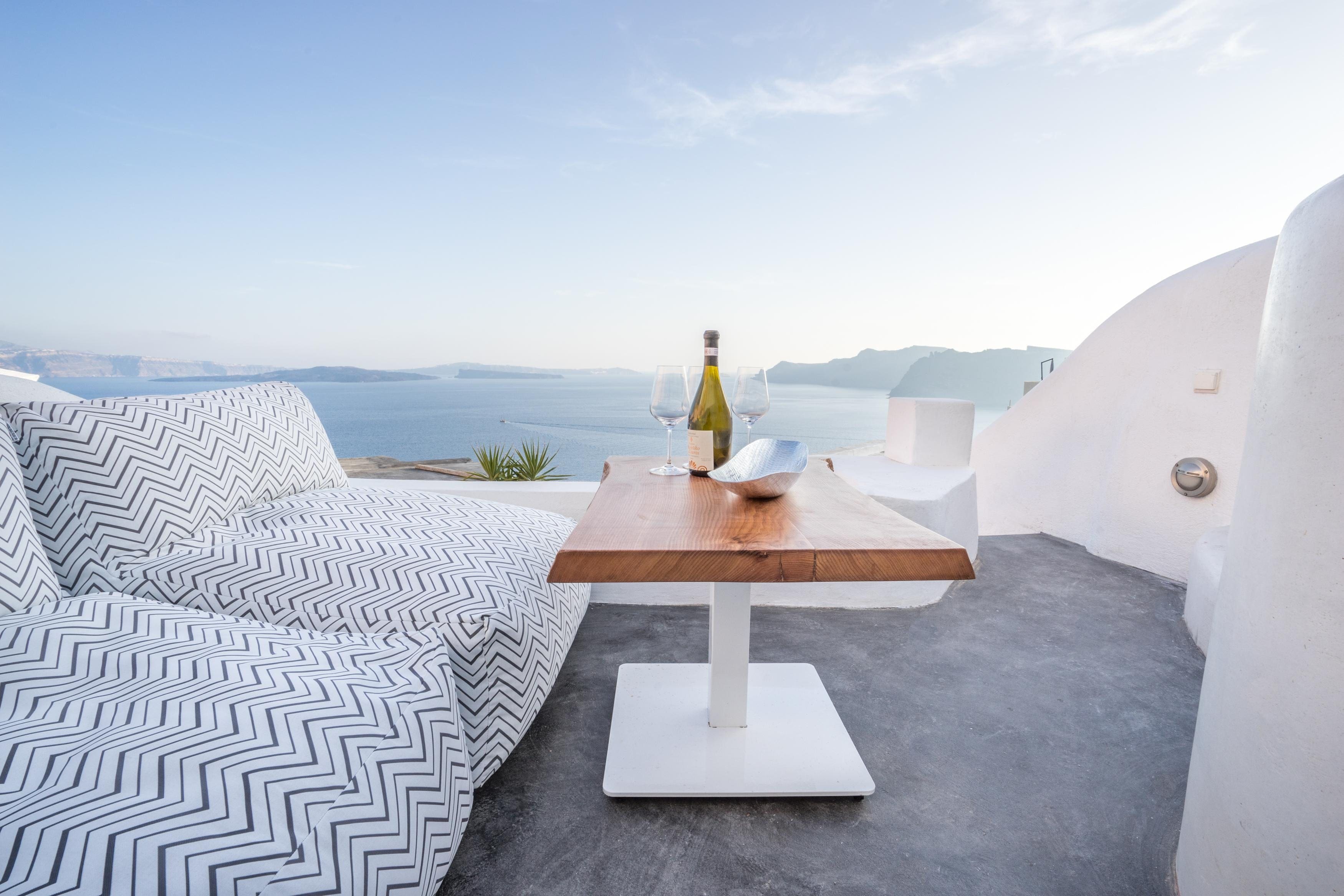 Villa Caldera Santorini Santorini 2: Elegant 3-Bedroom Apartment with Hot Tub and Sea Views, Santorini