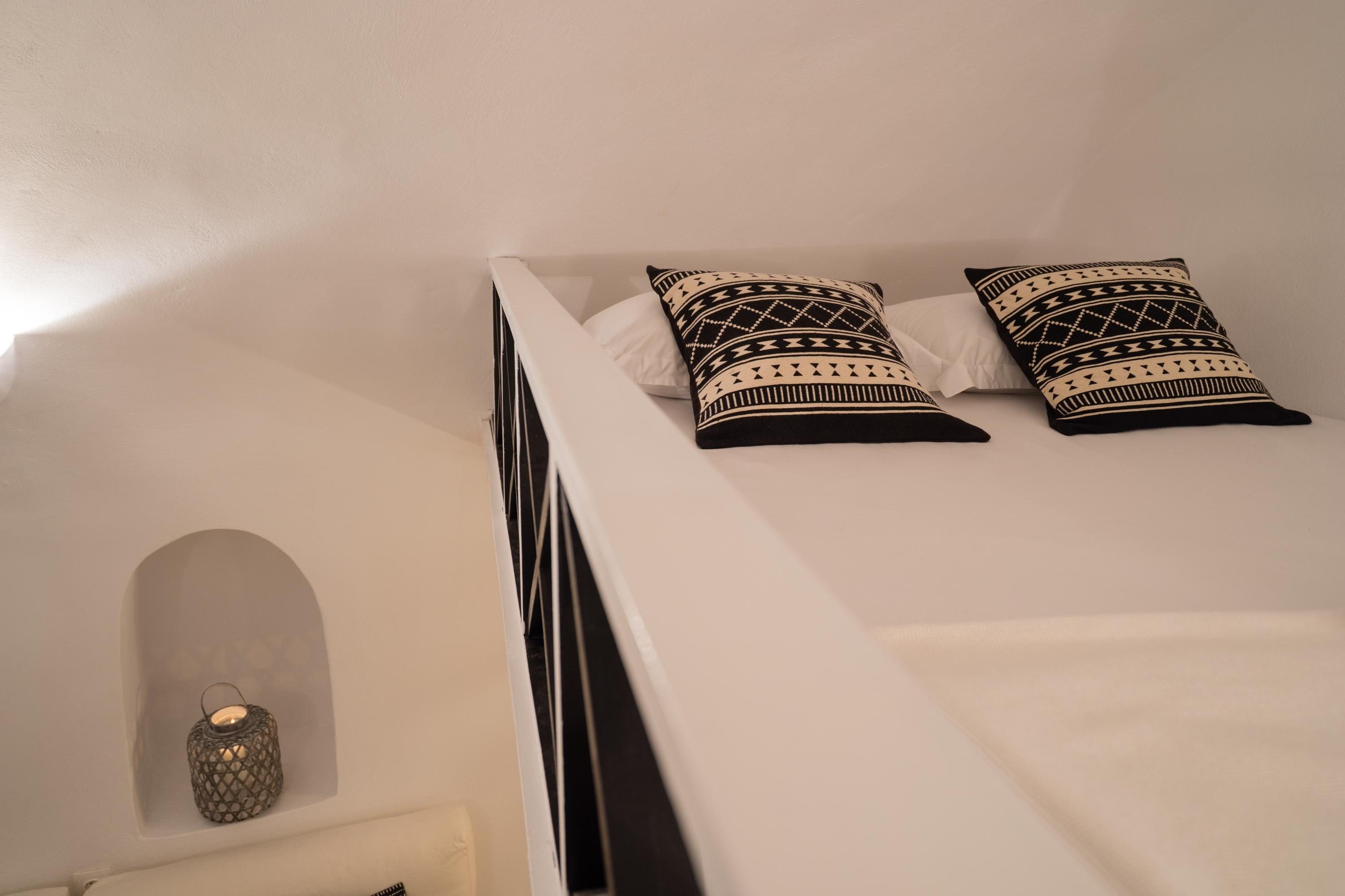 Villa Caldera Santorini Santorini 2: Elegant 3-Bedroom Apartment with Hot Tub and Sea Views, Santorini