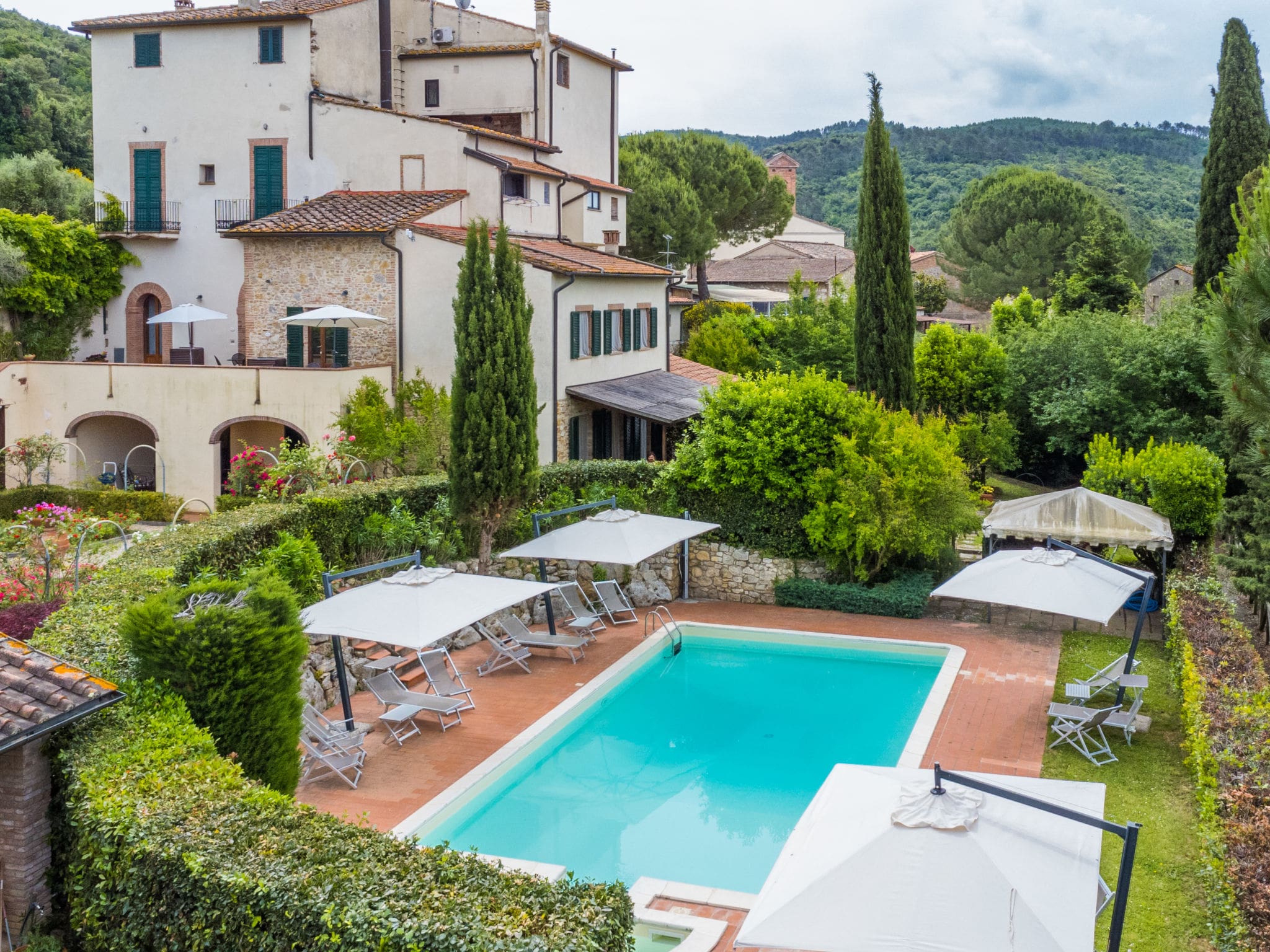 Villa Capraia Montaione: Spectacular 8-Bedroom Tuscan Farmhouse with Private Pool and Countryside Views for 16 Guests