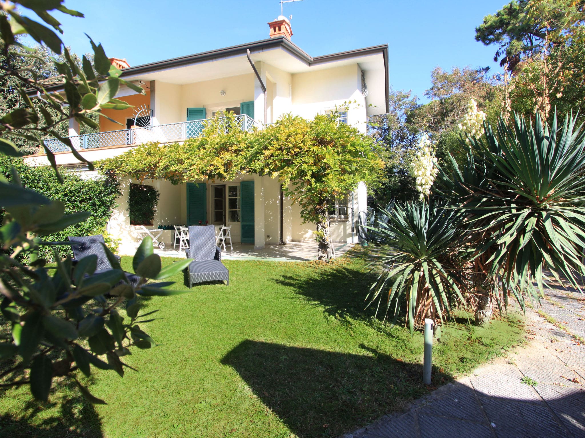 Villa Caranna Marmi: Modern 3-Bedroom Family Villa with Garden and Central Location Near Beach