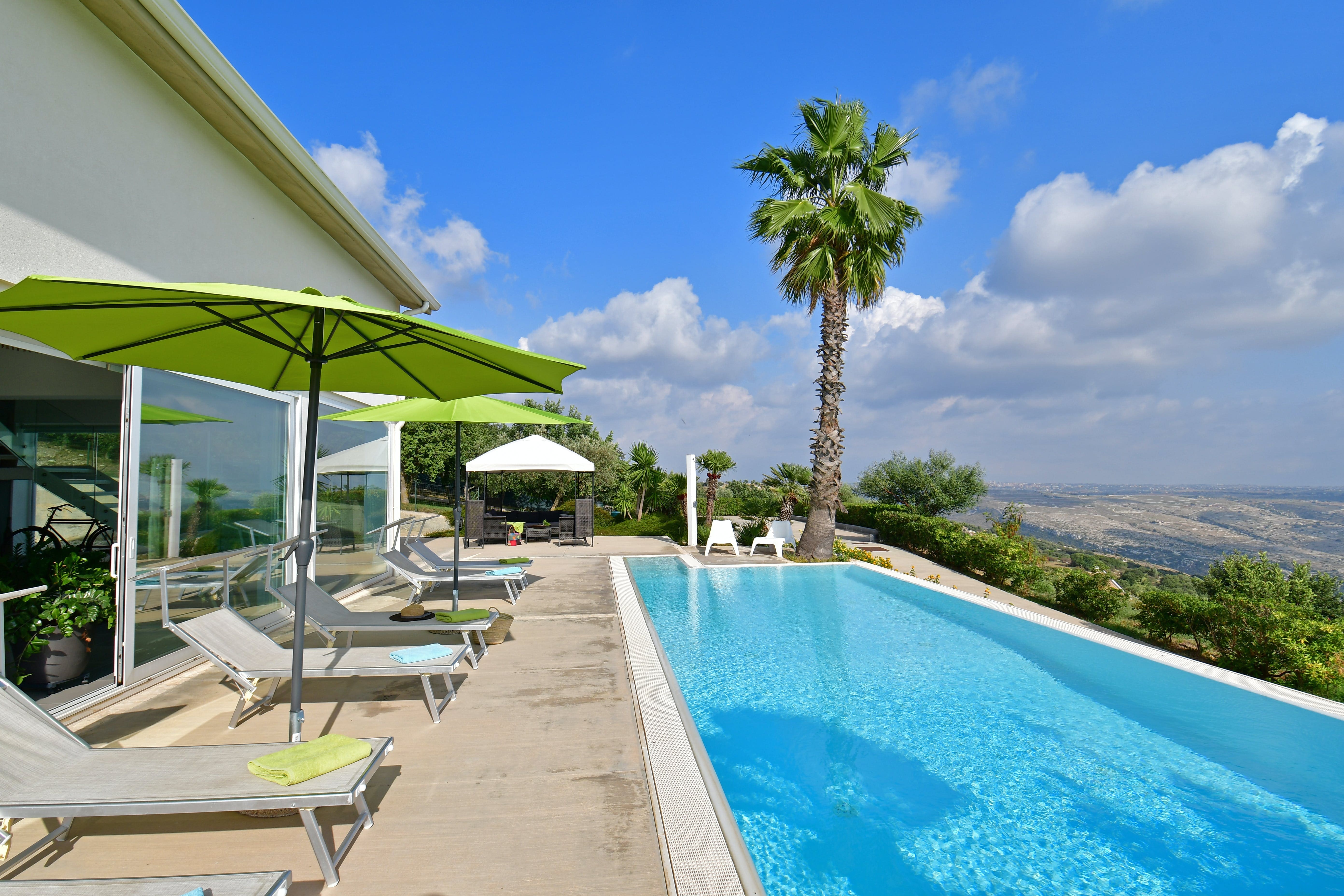 Villa Carob Ragusa: 5-Bedroom Luxury Villa with Pool and Countryside Views, Ragusa