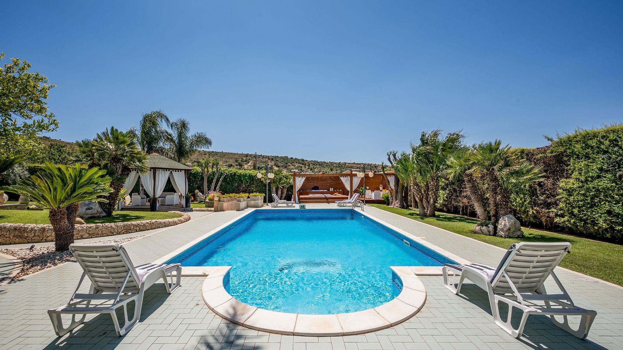 Villa Carrubo Ragusa Ragusa 3: 4-Bedroom Apartment with Hot Tub and Countryside Views, Ragusa