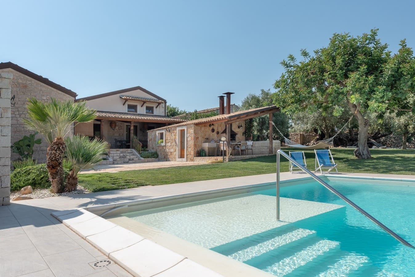 Villa Carubbo Noto: Luxury 5-Bedroom Villa with Stunning Seaview and Pool, Val di Noto