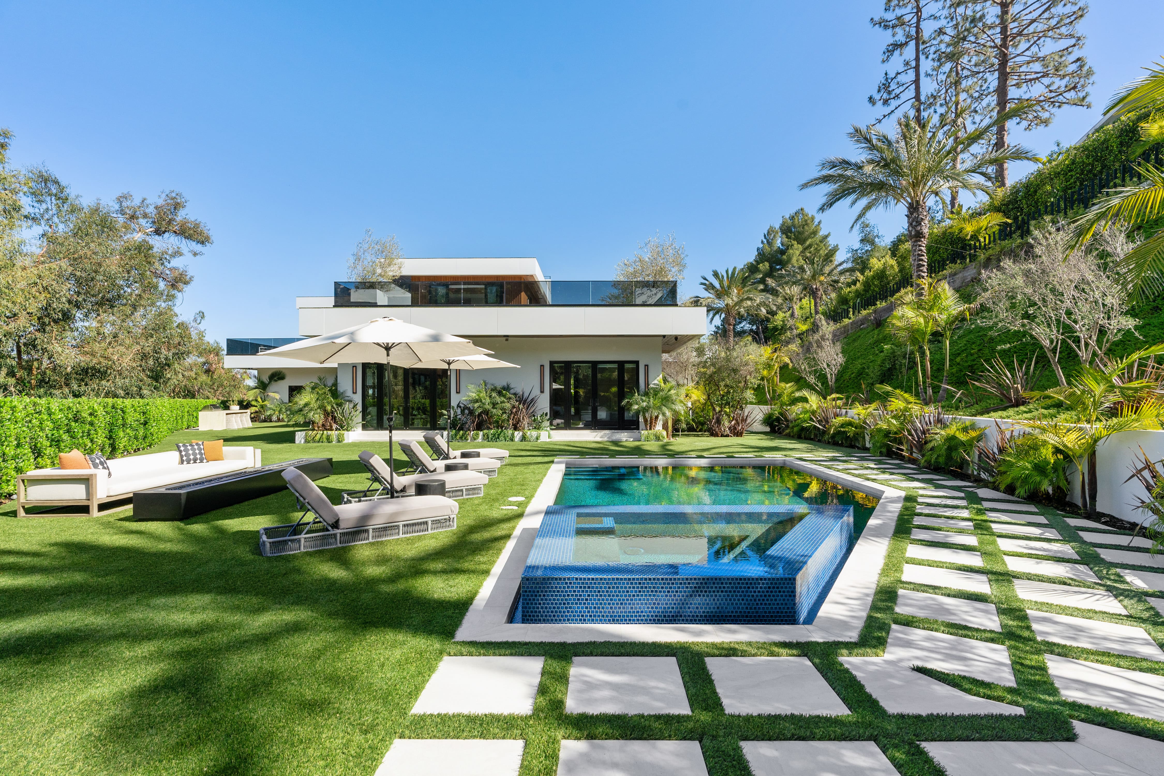 Villa Chaparral Bel-Air: Spacious 5-Bedroom Villa with Pool and Hot Tub, Bel Air