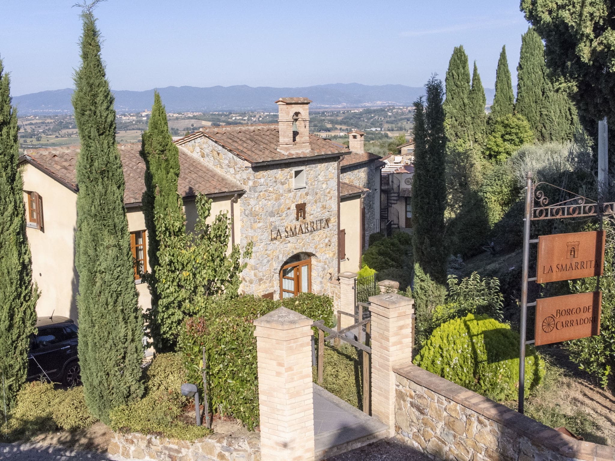 Villa Chiana Lucignano: Stunning 5-Bedroom Hilltop Villa with Private Pool and Spa in the Heart of Tuscany