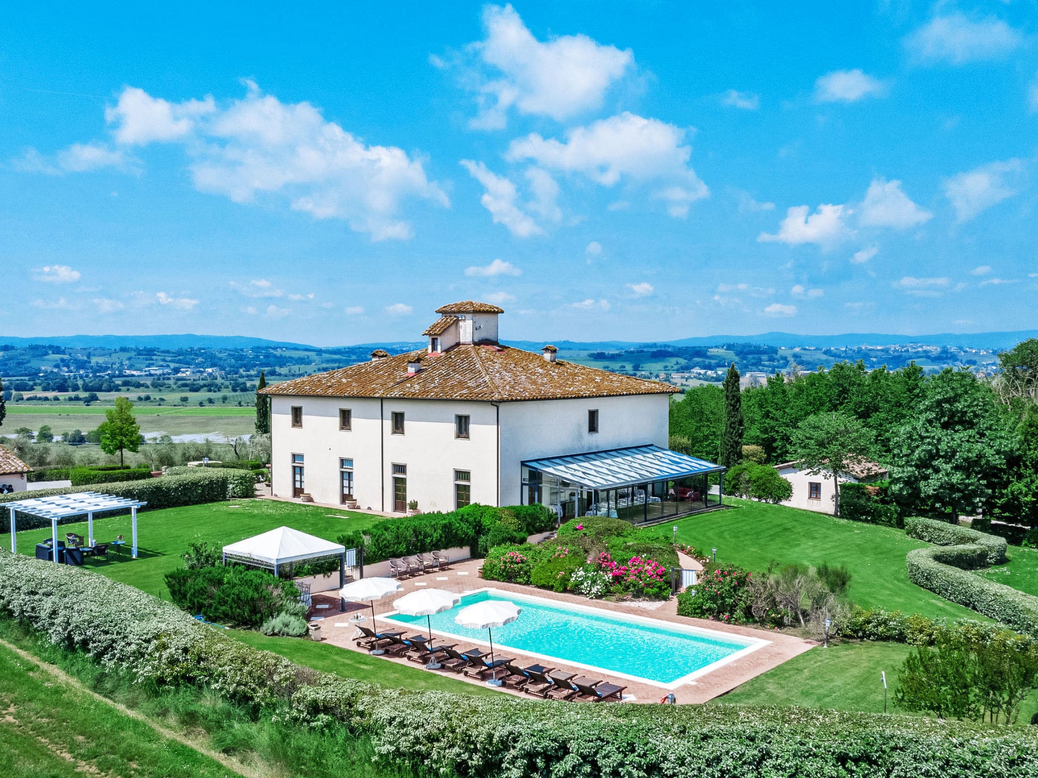 Villa Chianina Castiglion: Magnificent 9-Bedroom Historic Villa with Private Pool and Elevator in Tuscany