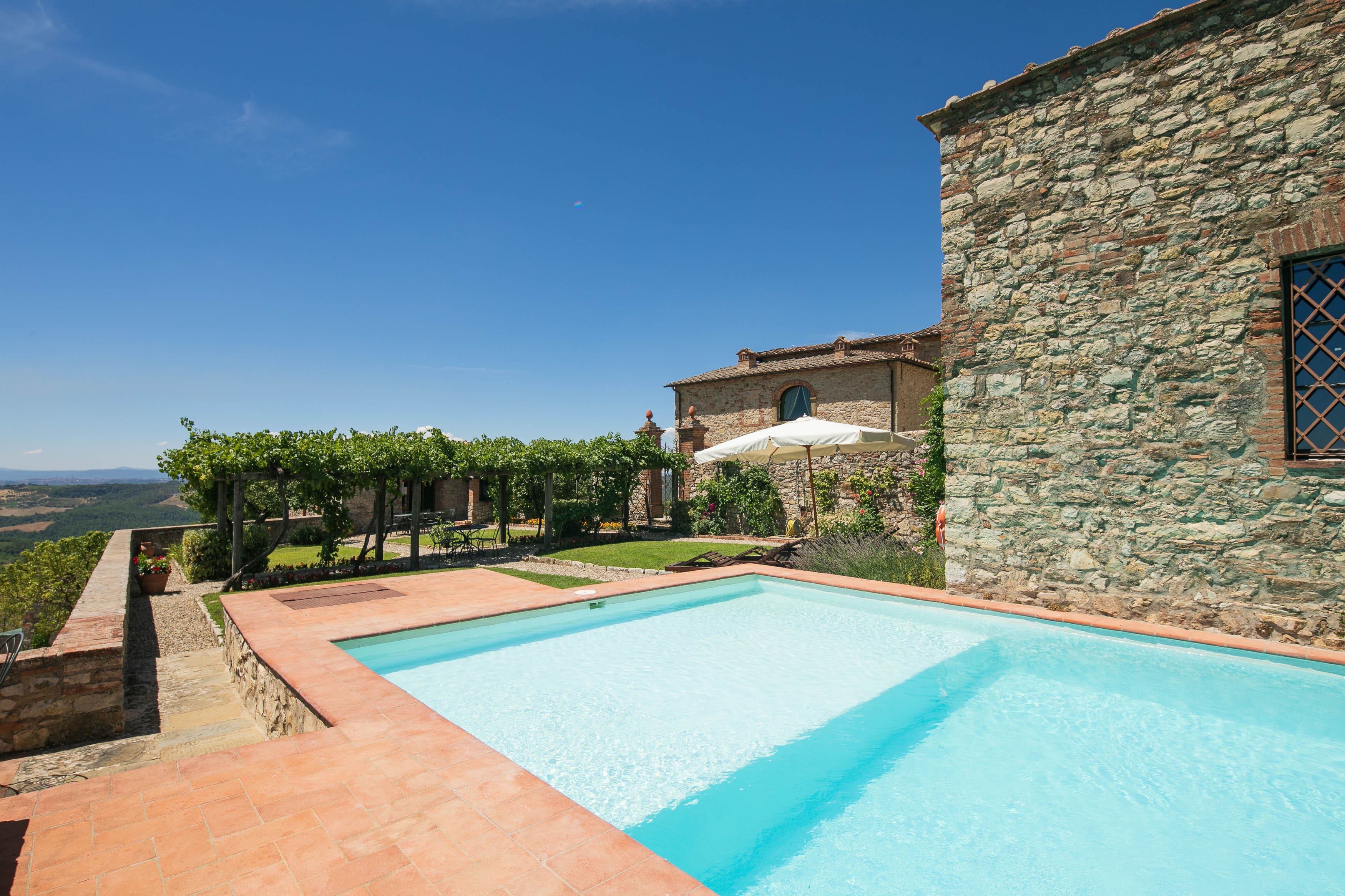 Villa Chianti Siena Siena: Spacious 4-Bedroom Luxury Apartment with Pool and Seaview, Siena