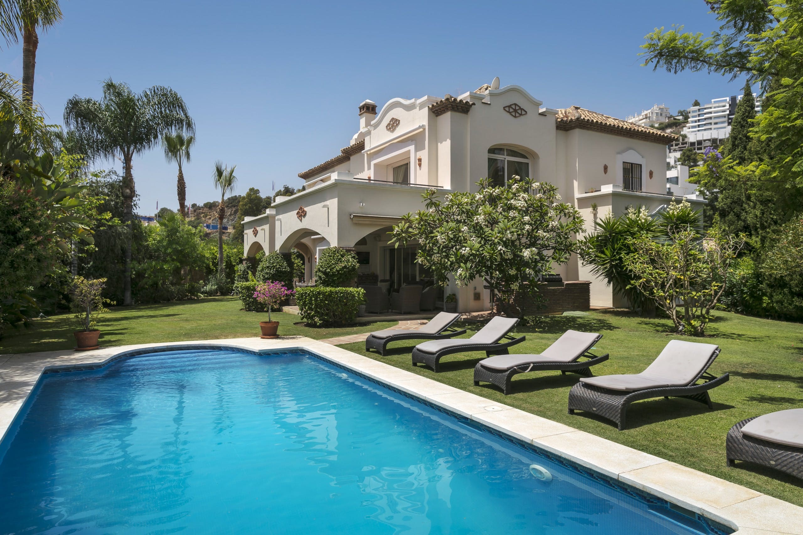 Villa Chirimoya San Pedro: Spacious 5-Bedroom Luxury Apartment with Pool and Sea Views, San Pedro de Alcántara