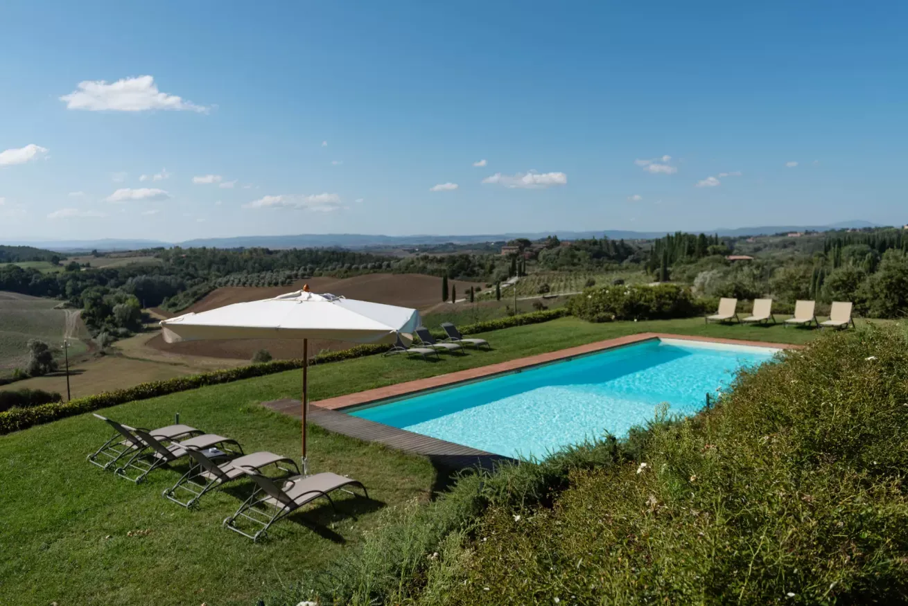 Villa Cipressi Siena: Luxury 6-Bedroom Villa with Scenic Pool, Siena