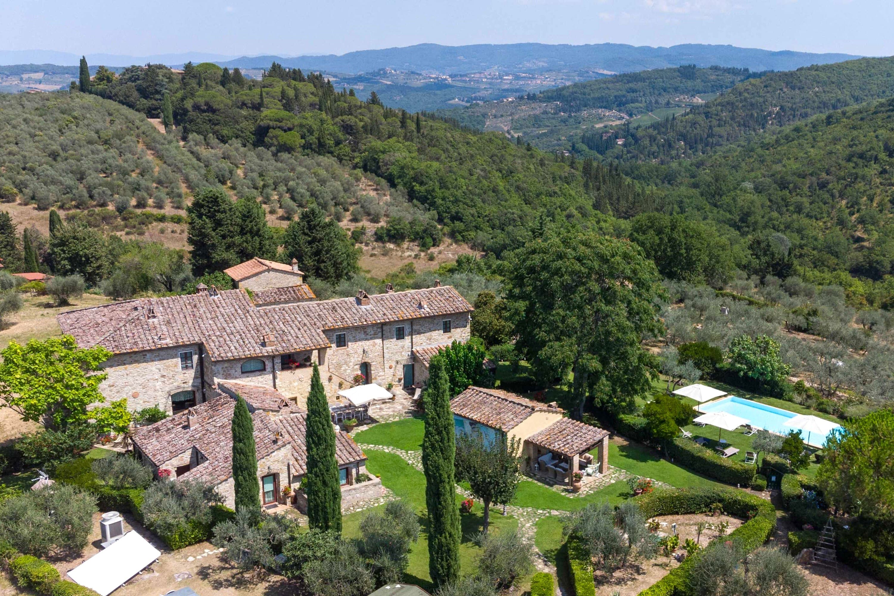 Villa Cipresso Chianti: Spacious 6-Bedroom Villa with Infinity Pool, Chianti