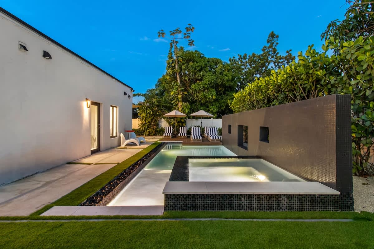 Villa Cocoplum Miami: Luxury 4-Bedroom Villa with Private Pool and Sea Views, Miami