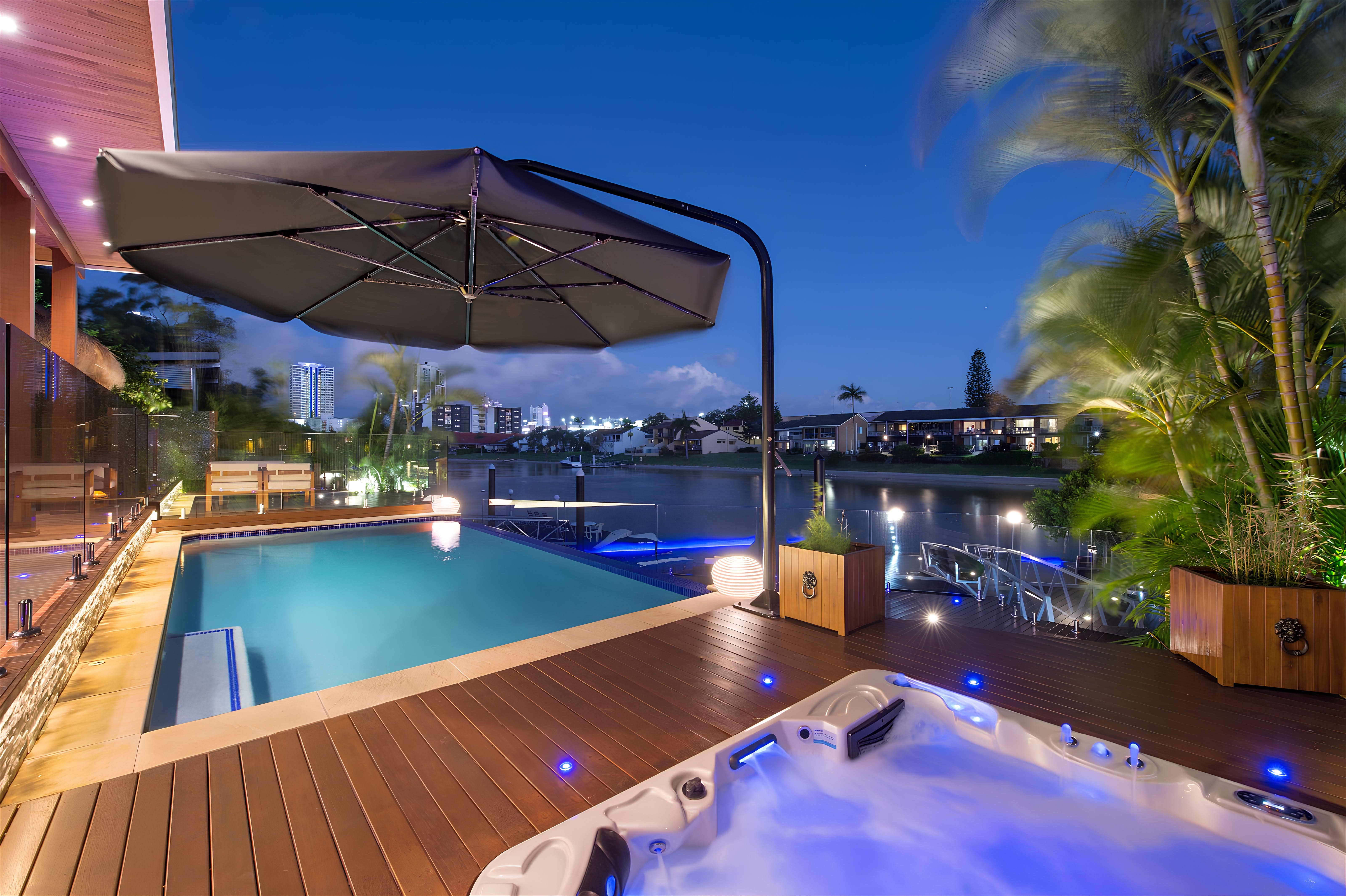 Villa Coolangatta Queensland: Luxury 5-Bedroom Villa with Beachfront and Pool, Queensland