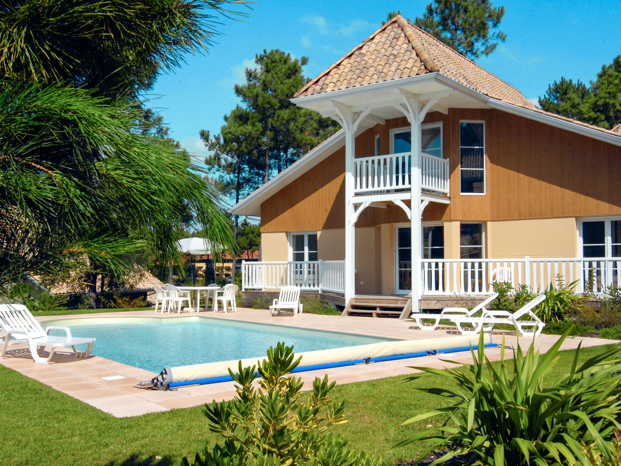 Villa Courrege Lacanau: Modern 3-Bedroom Holiday Home with Private Pool and Golf Course Access in Lacanau France