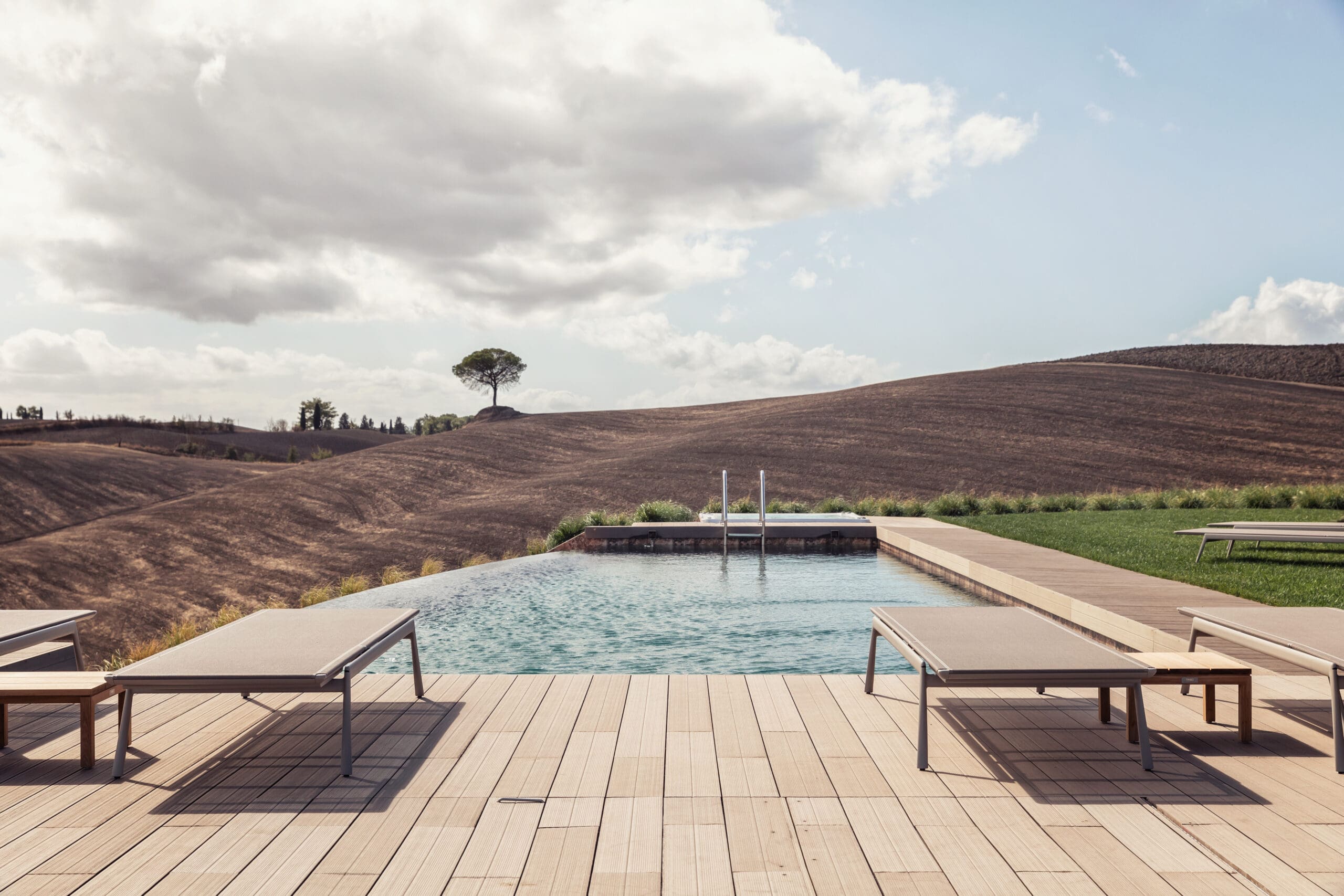 Villa Crete Senesi Siena Province: Luxury 5-Bedroom Villa with Hot Tub and Pool, Siena Province