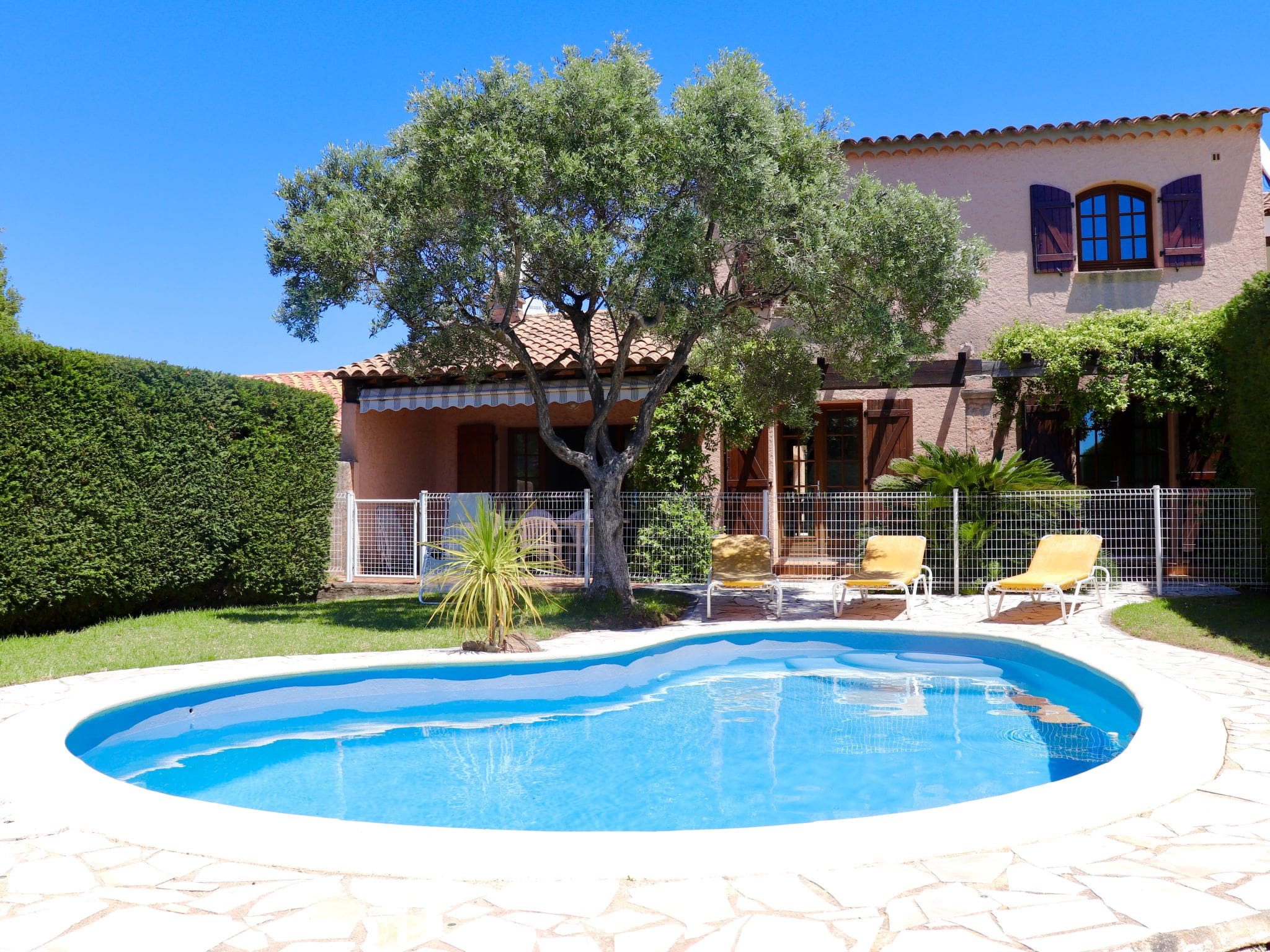 Villa Dattier Cavalaire: Stunning 3-Bedroom Terraced Villa with Private Pool and Sea Views from Upper Floor