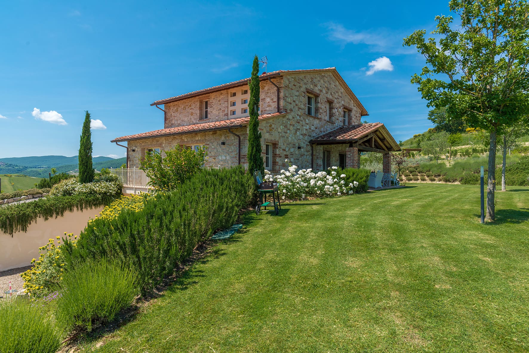 Villa degli Olivi Sarteano: Luxury 4-Bedroom Apartment with Infinity Pool, Sarteano