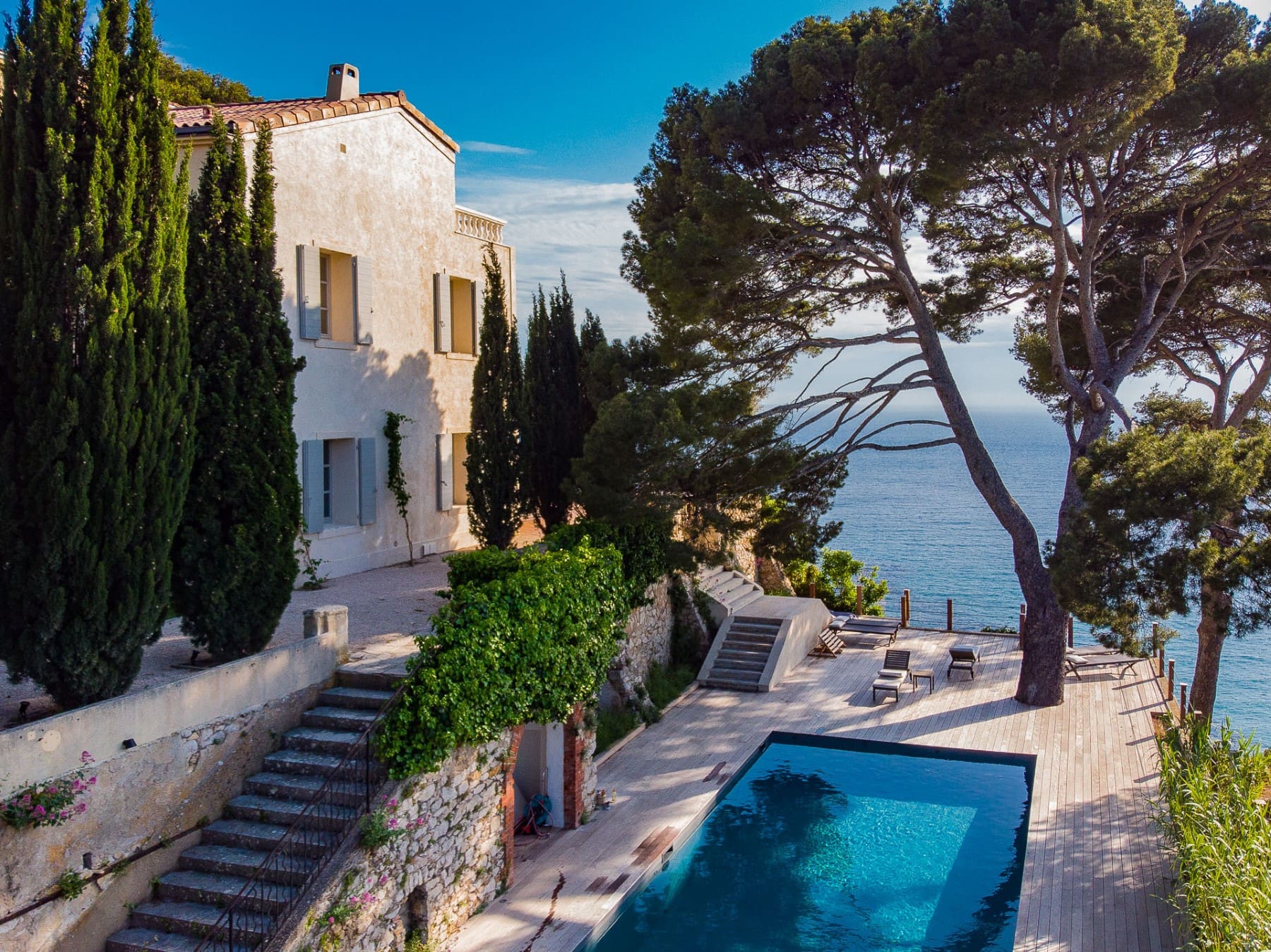 Villa des Calanques: Spectacular 12-Bedroom Luxury Apartment Rental Cassis with Private Beach Access