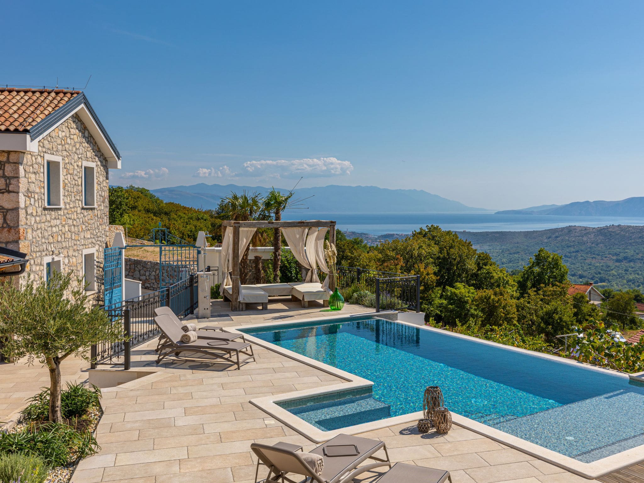 Villa Dramalj Crikvenica: Stunning 5-Bedroom Villa with Private Pool and Mountain Views Near Croatian Coast