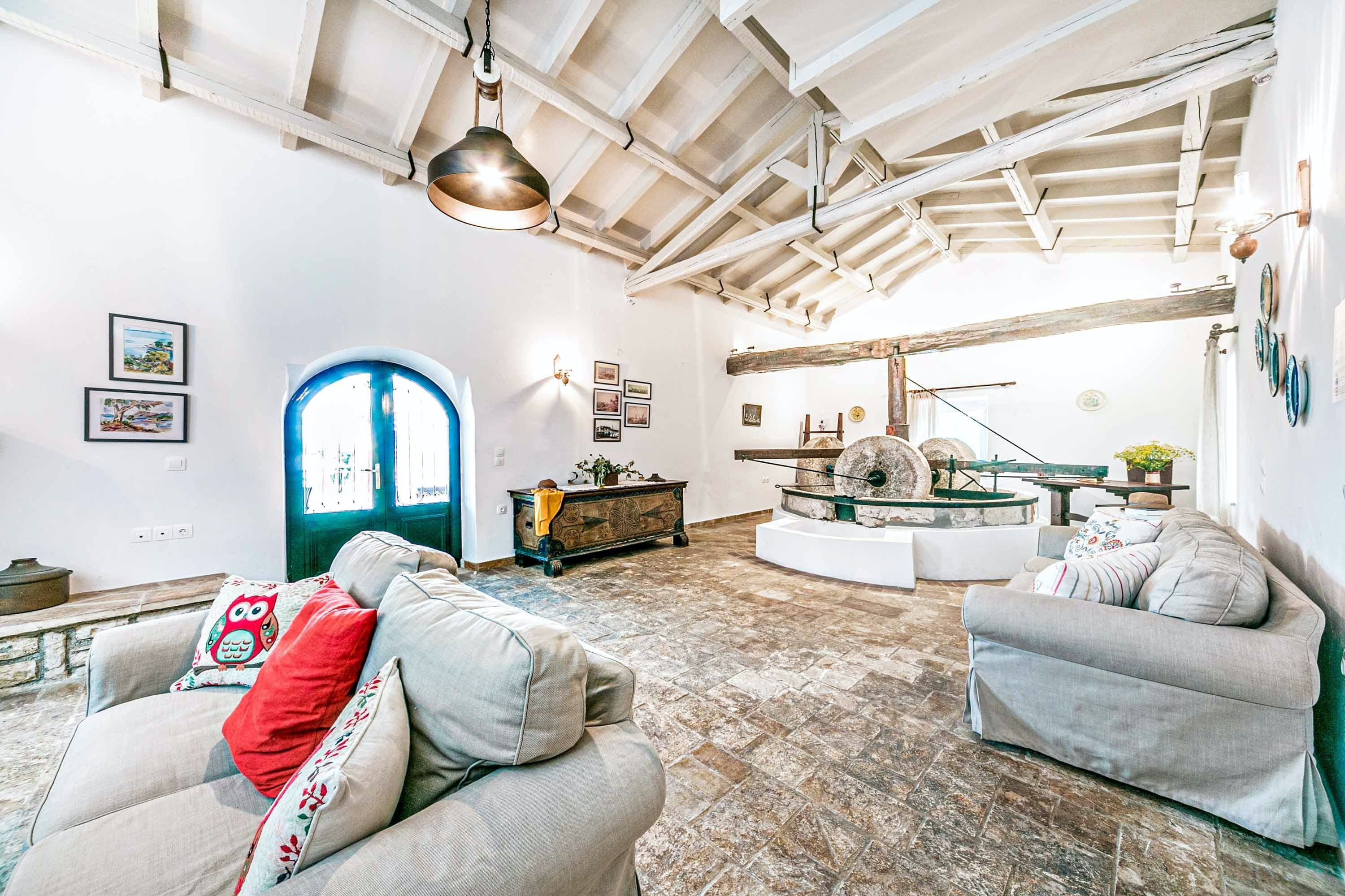 Villa Elia Kassiopi: Spacious 6-Bedroom Apartment with Pool and Seaviews, Kassiopi