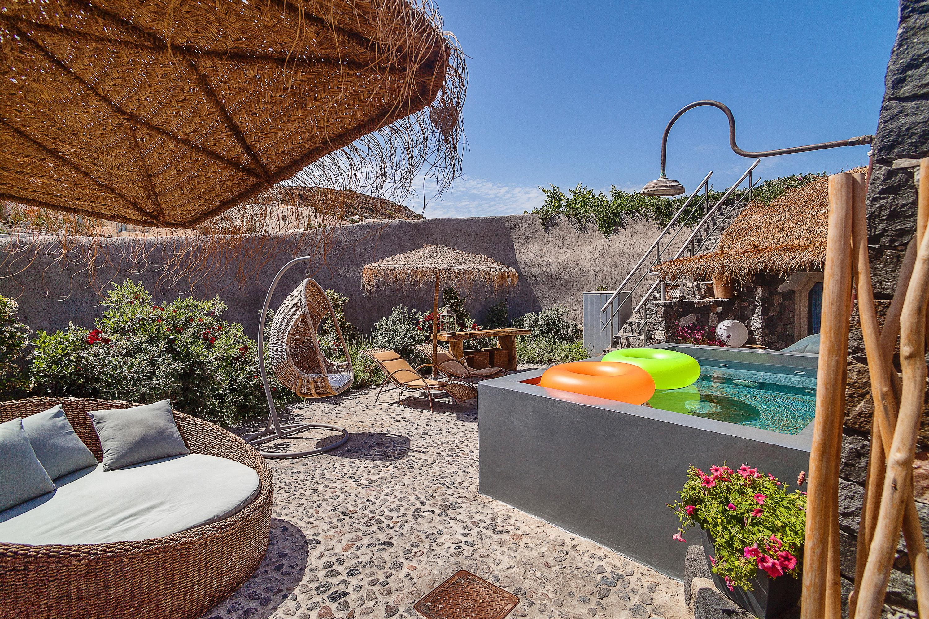 Villa Emporio Santorini: Spacious 5-Bedroom Apartment with Sea Views and Hot Tub, Santorini