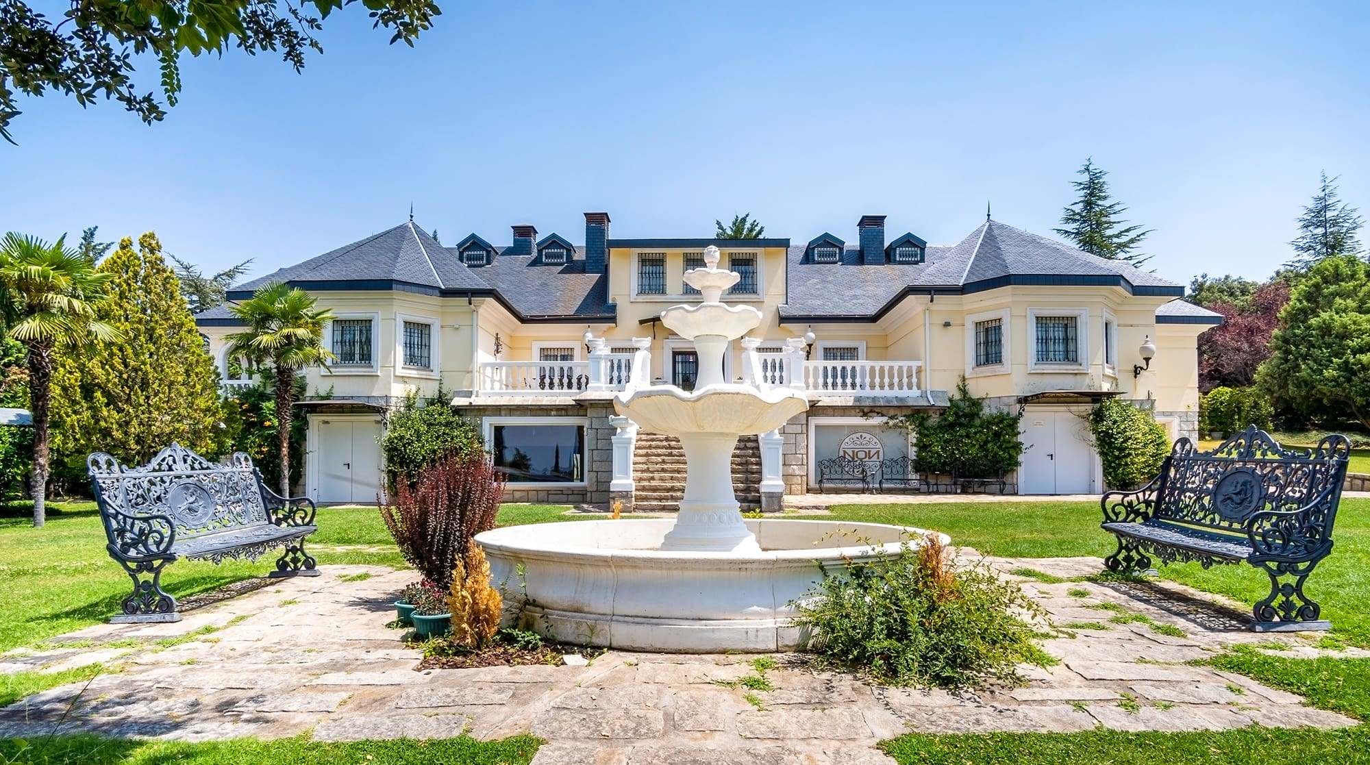 Villa Encina Madrid: Luxury 6-Bedroom Villa with Swimming Pool, Madrid Countryside