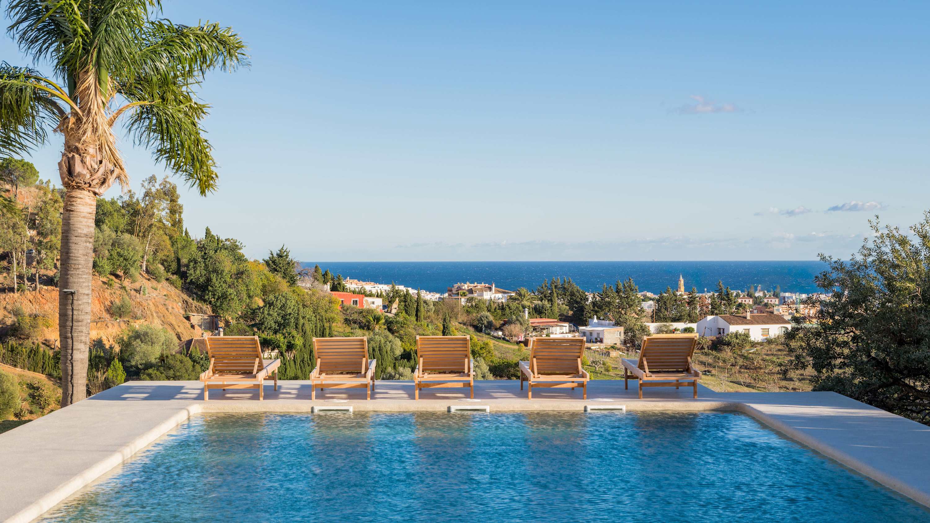 Villa Estepona Encantador: Luxury 6-Bedroom Villa with Infinity Pool and Sea Views, Estepona