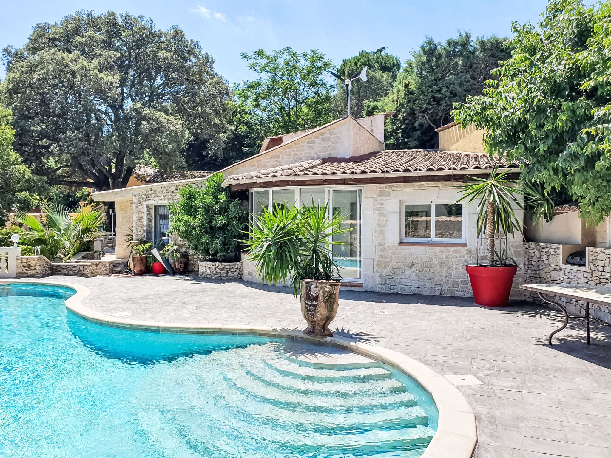 Villa Fontaine Nimes: Stunning 6-Bedroom Modern Villa with Heated Private Pool in Historic Nimes