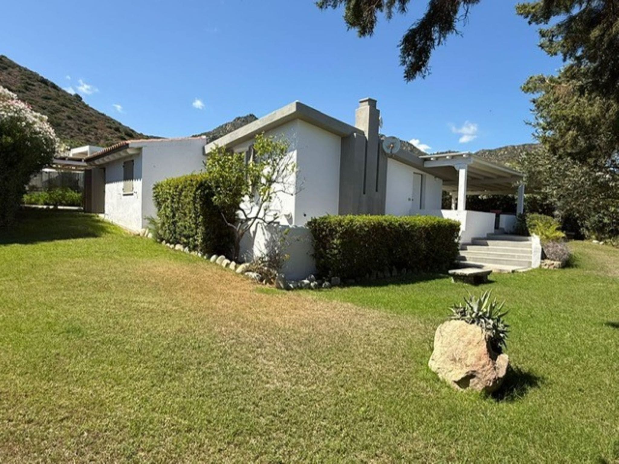 Villa Fortezza Villasimius: Spacious 5-Bedroom Family Villa with Garden and Countryside Views Near Beach