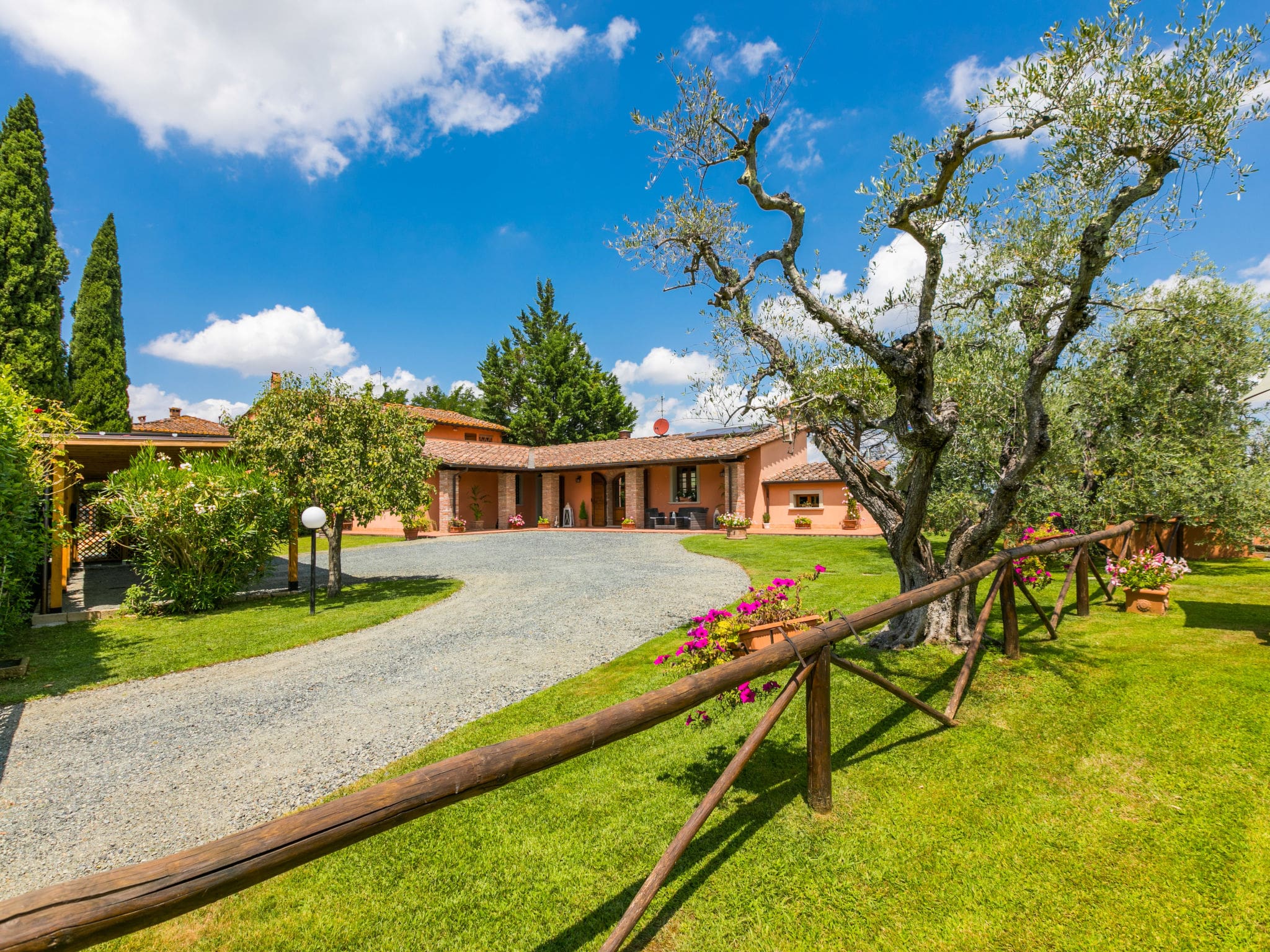 Villa Francigena San Miniato: Modern 4-Bedroom Farmhouse with Private Pool and Gardens in Tuscan Countryside