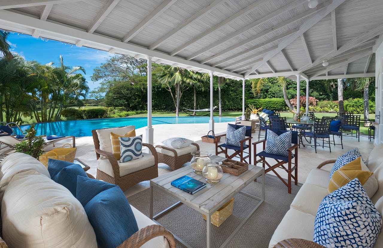 Villa Frangipani Holetown: Luxury 5-Bedroom Apartment with Seaview and Pool, Holetown