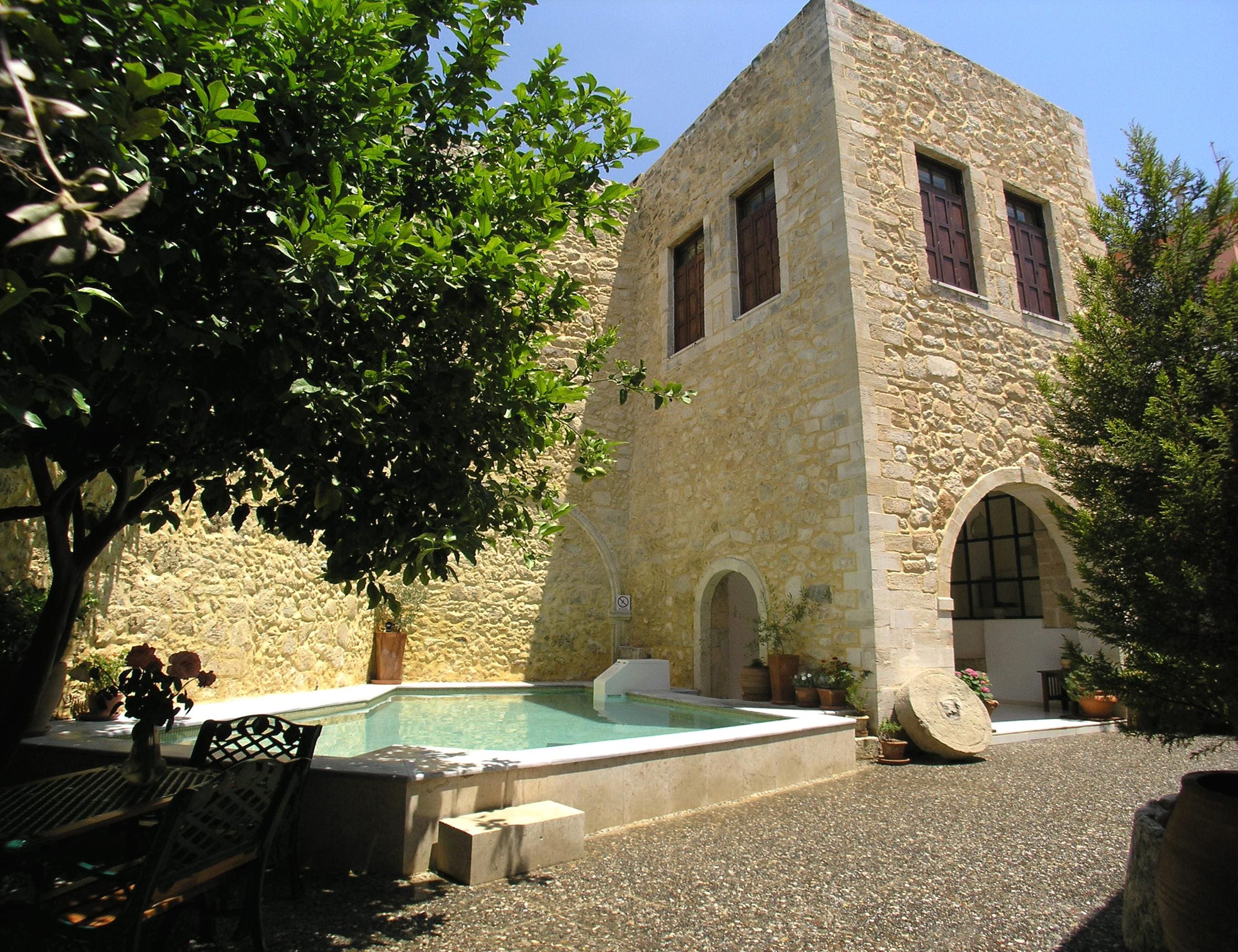 Villa Galini Maroulas: Spacious 5-Bedroom Apartment with Pool and Hot Tub, Rethymnon