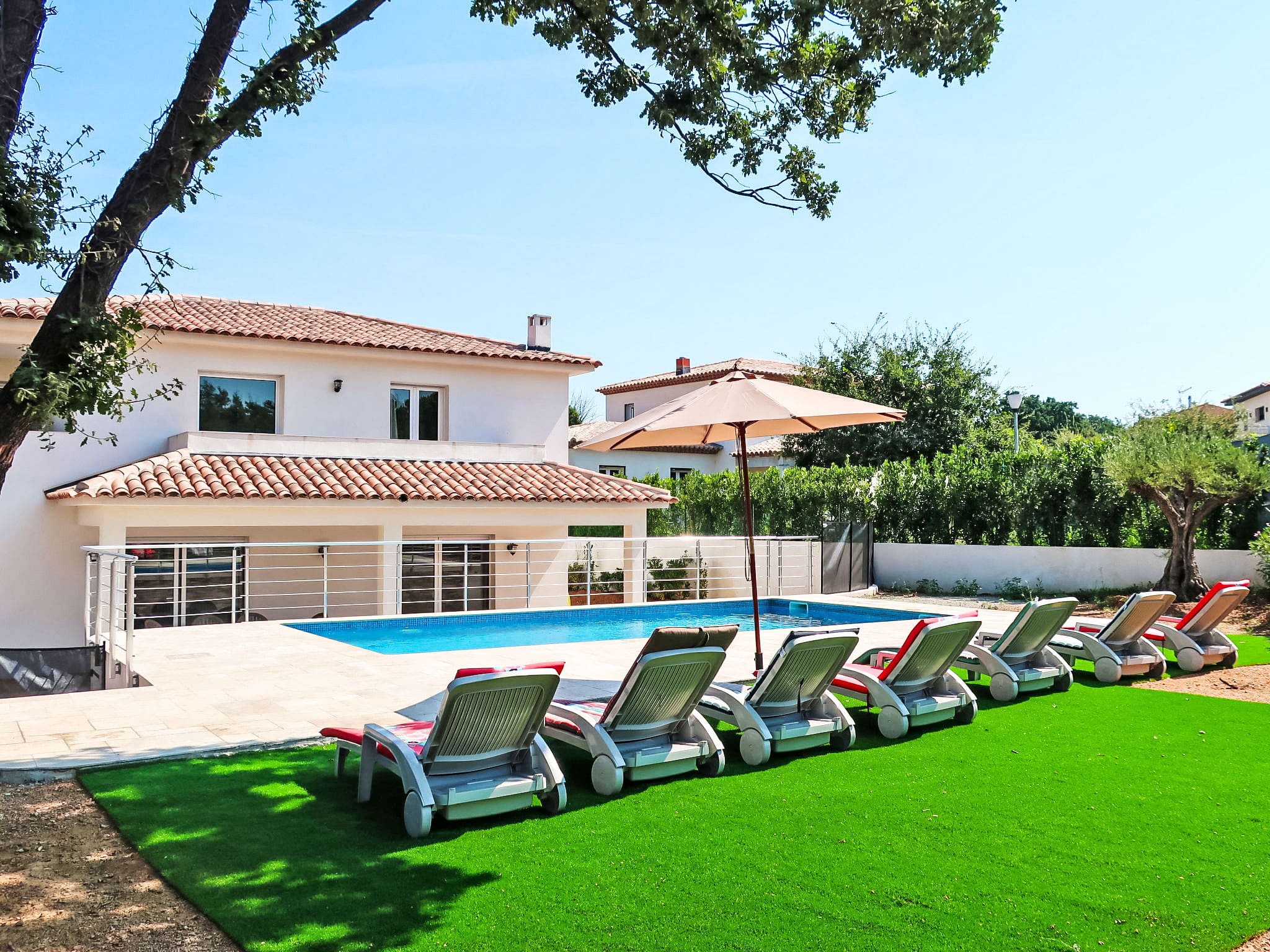 Villa Gapeau Cogolin: Modern 4-Bedroom Villa with Private Pool and Air Conditioning Near Saint-Tropez