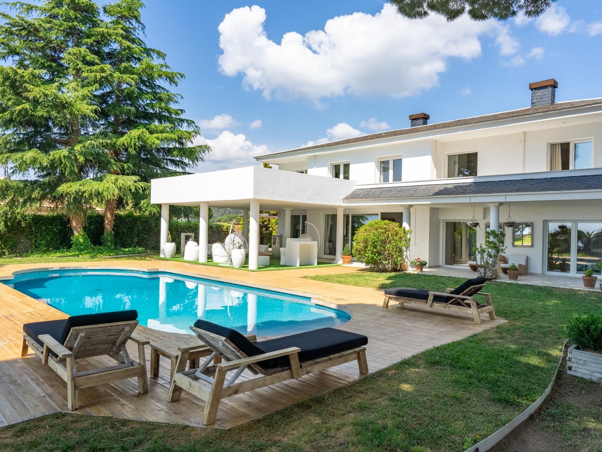 Villa Garraf Barcelona Spain: Luxury 4-Bedroom Villa with Pool and Sea Views, Barcelona