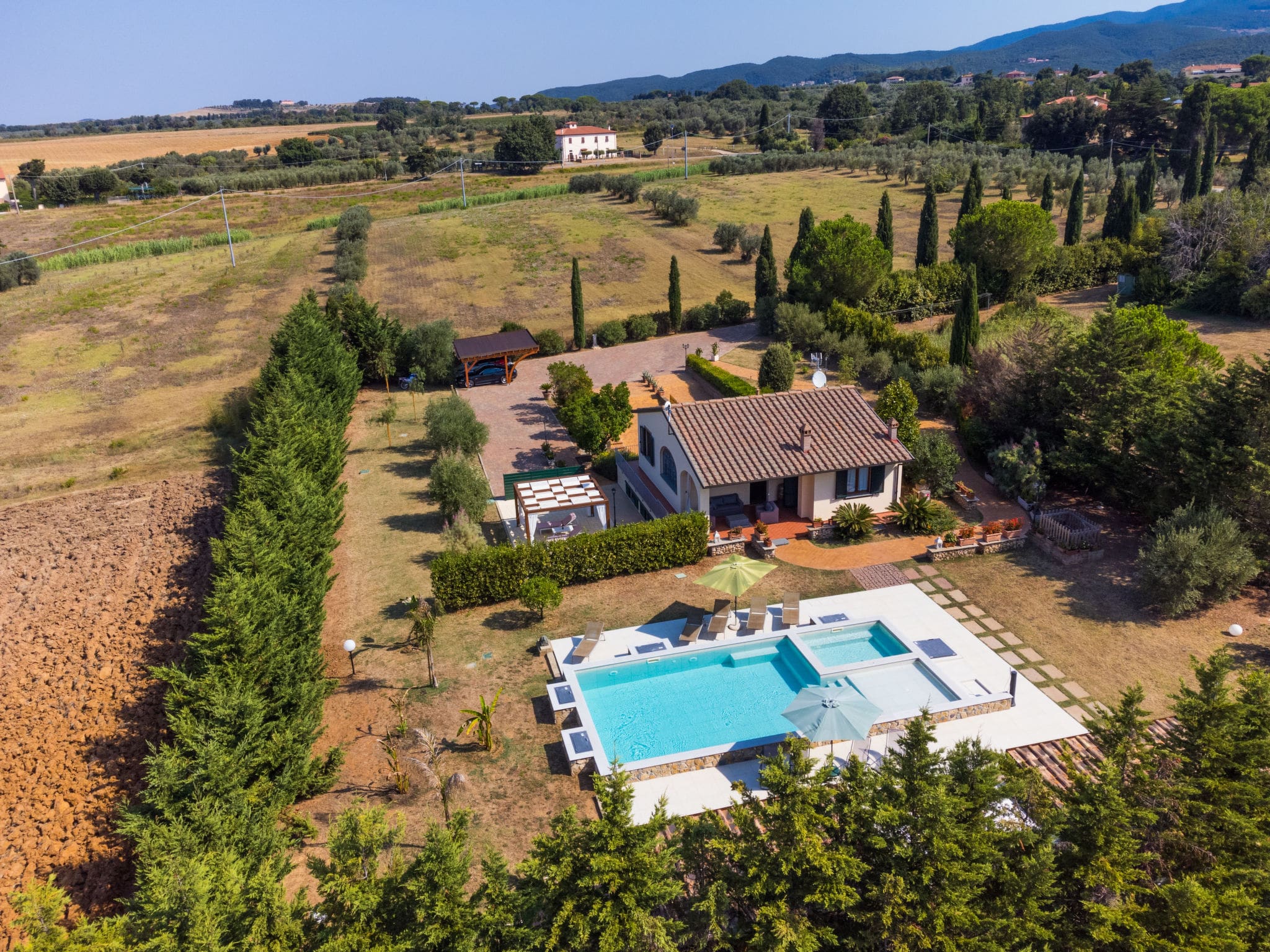 Villa Ginepro Cecina: Stunning 4-Bedroom Luxury Villa with Private Pool and Summer Kitchen in Tuscan Countryside