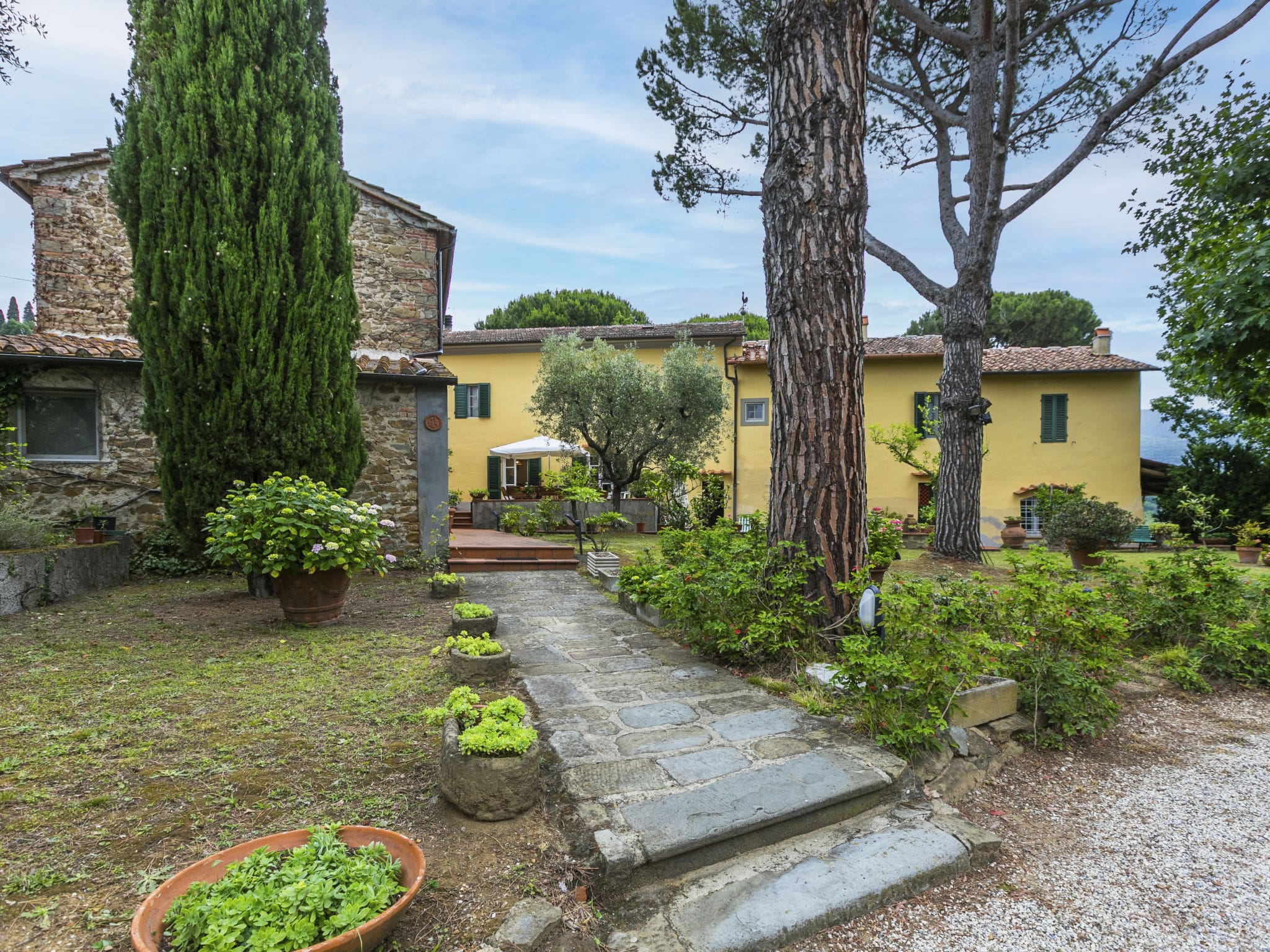 Villa Grotta Monsummano Monsummano Terme: Spacious 5-Bedroom Tuscan Farmhouse with Private Pool and Tennis Court in Historic Wine Country