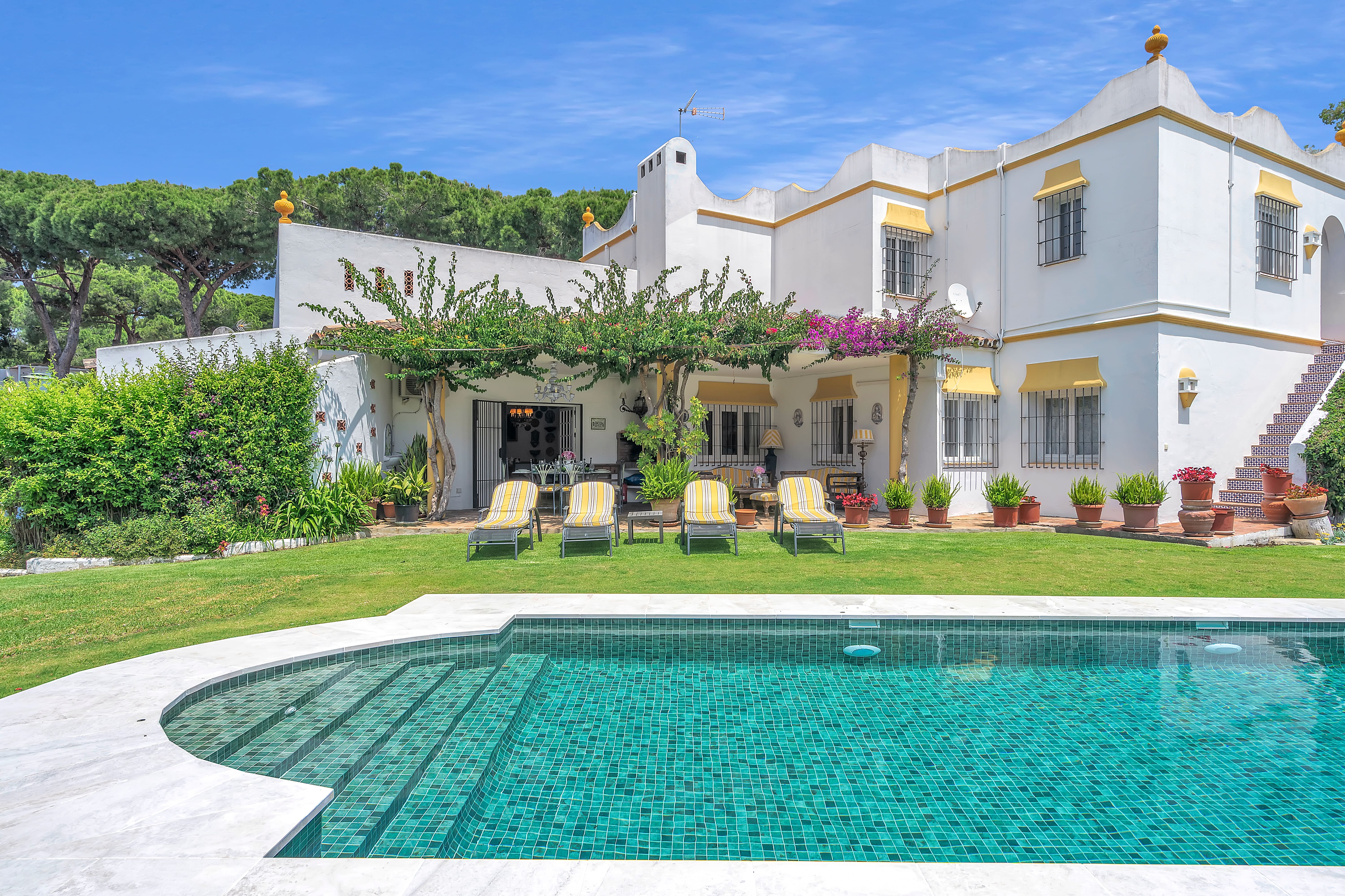 Villa Guadalmina San Pedro: Luxury 7-Bedroom Apartment with Seaviews and Beach Access, San Pedro
